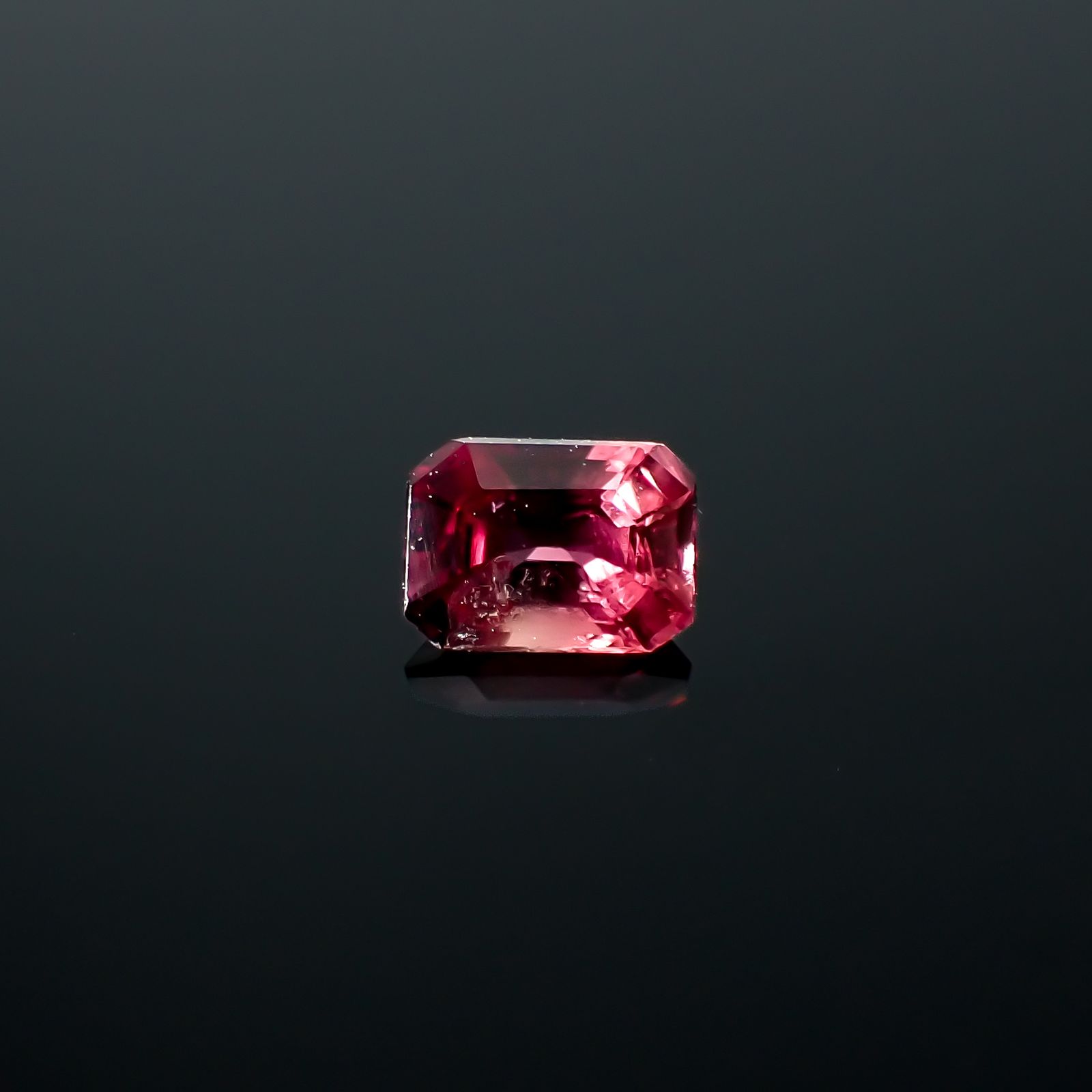 バーガンディーサファイア(宝石名サファイア)タンザニア産 0.22ct 識別済[240226291]3.8x2.8mm前後