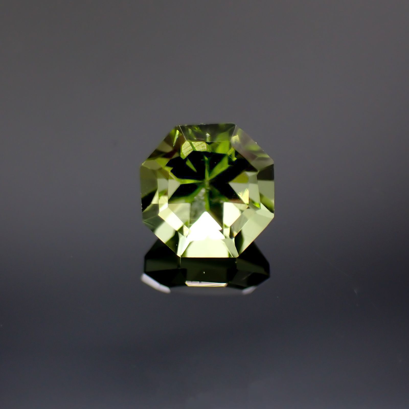 ◇オクタゴンカット◇ペリドット(宝石名ペリドット) パキスタン産 0.77ct 識別済[251013114]5.1×5mm前後
