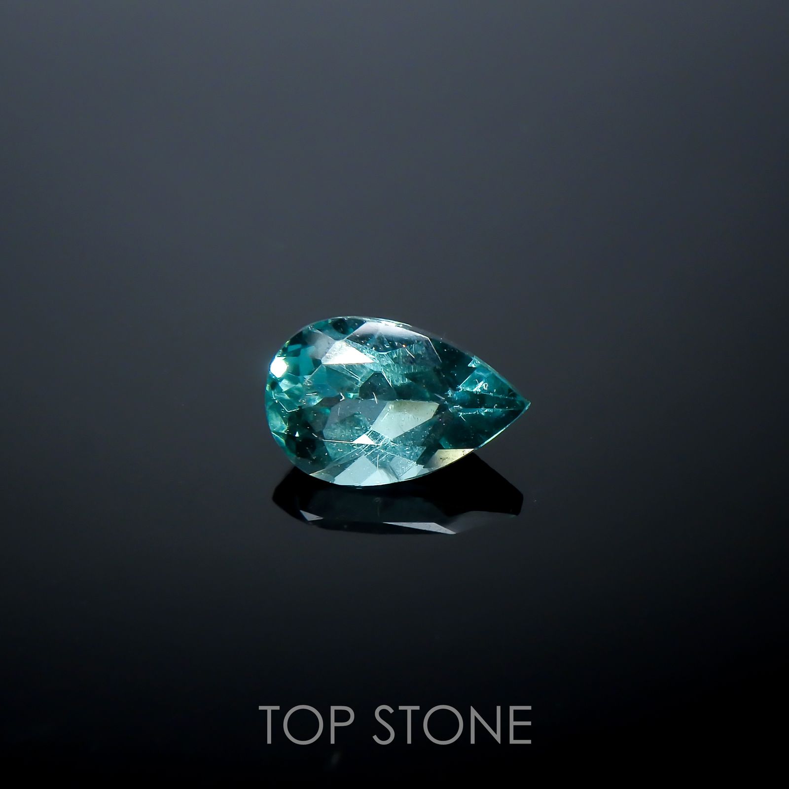ブルーグリーンアパタイト(宝石名アパタイト)マダガスカル産 0.68ct 識別済[220515941]7.1x4.4mm前後
