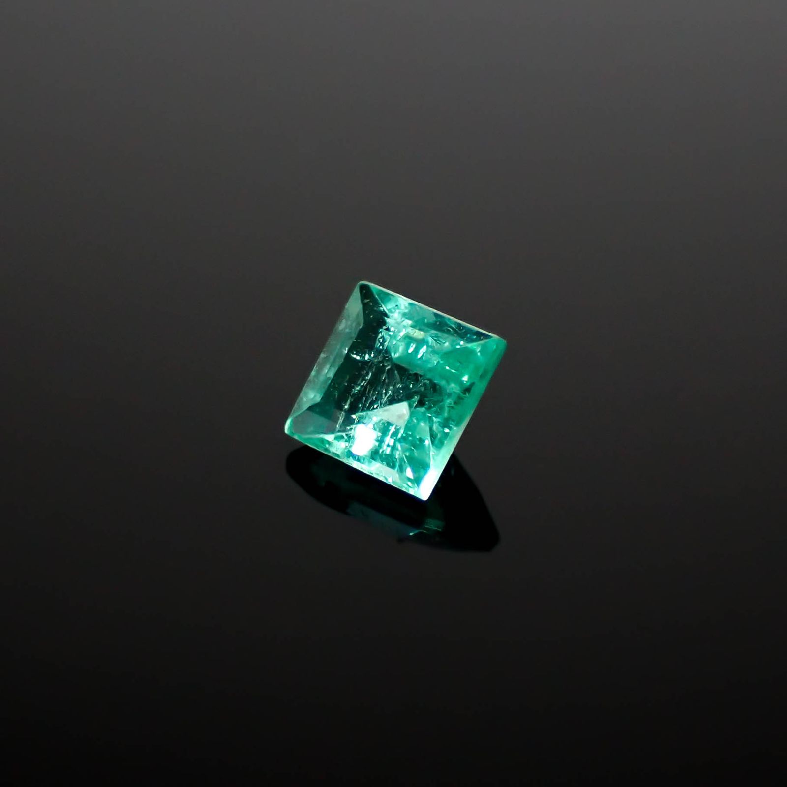 パライバトルマリン(宝石名トルマリン/別名パライバ・トルマリン)ブラジル・キントス鉱山産 0.25ct 識別済[250730741]3.6x3.6mm前後