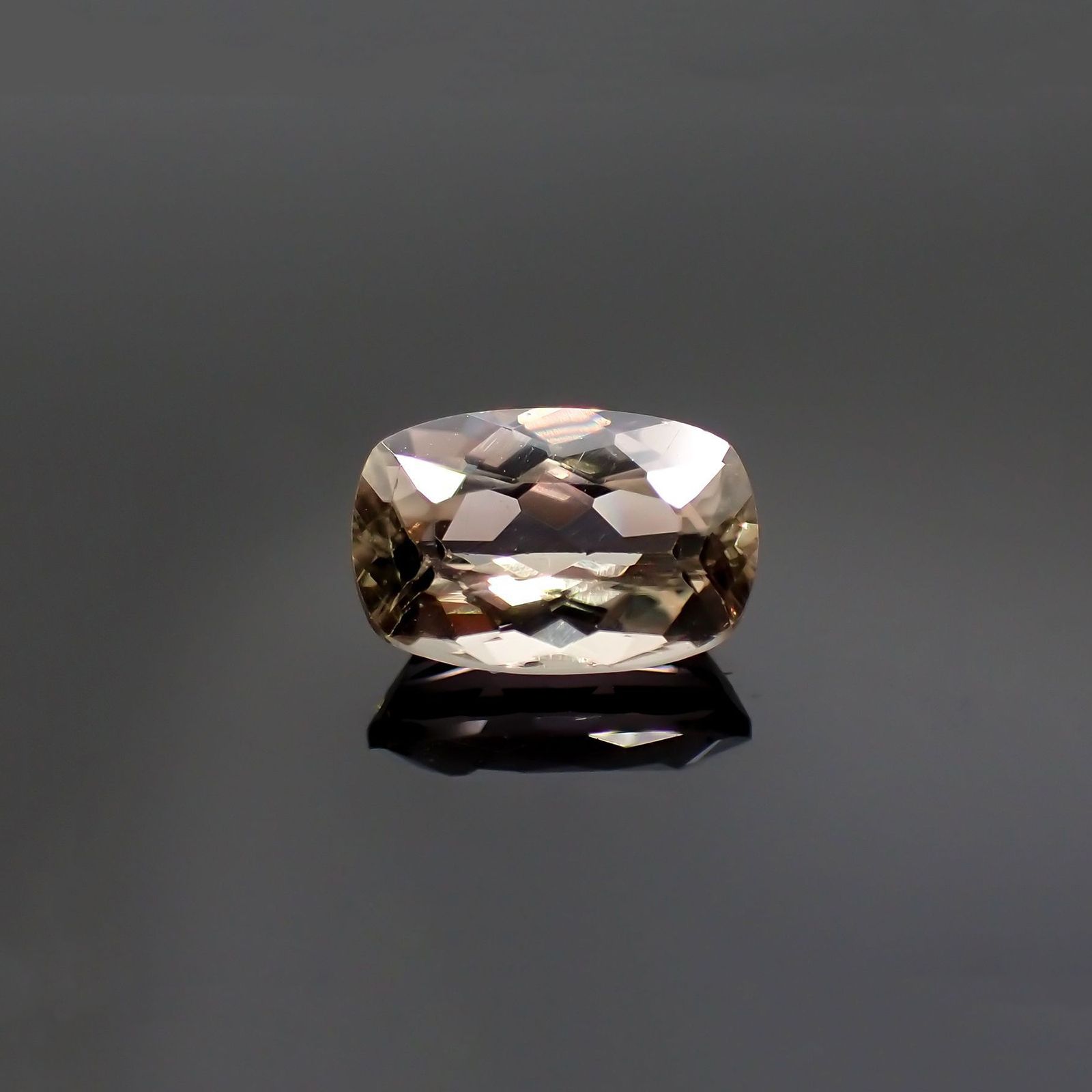 カラーチェンジ ダイアスポア(宝石名ダイアスポア カラーチェンジ・タイプ) トルコ産 1.777ct ソ付[210711632]8.7×5.9mm前後