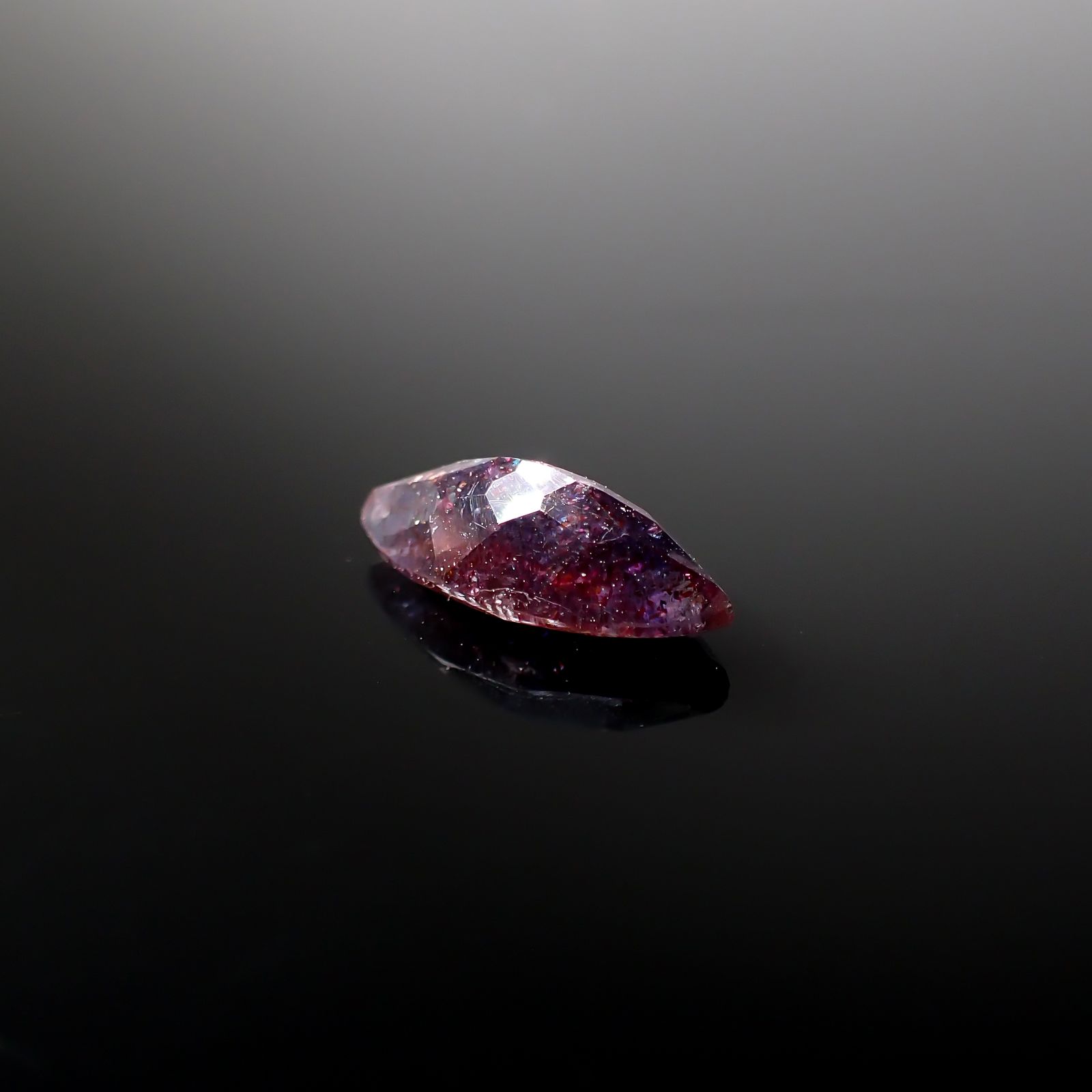 ブラッドショットアイオライト インド産 1.72ct [241129462]12.7x5.7mm前後