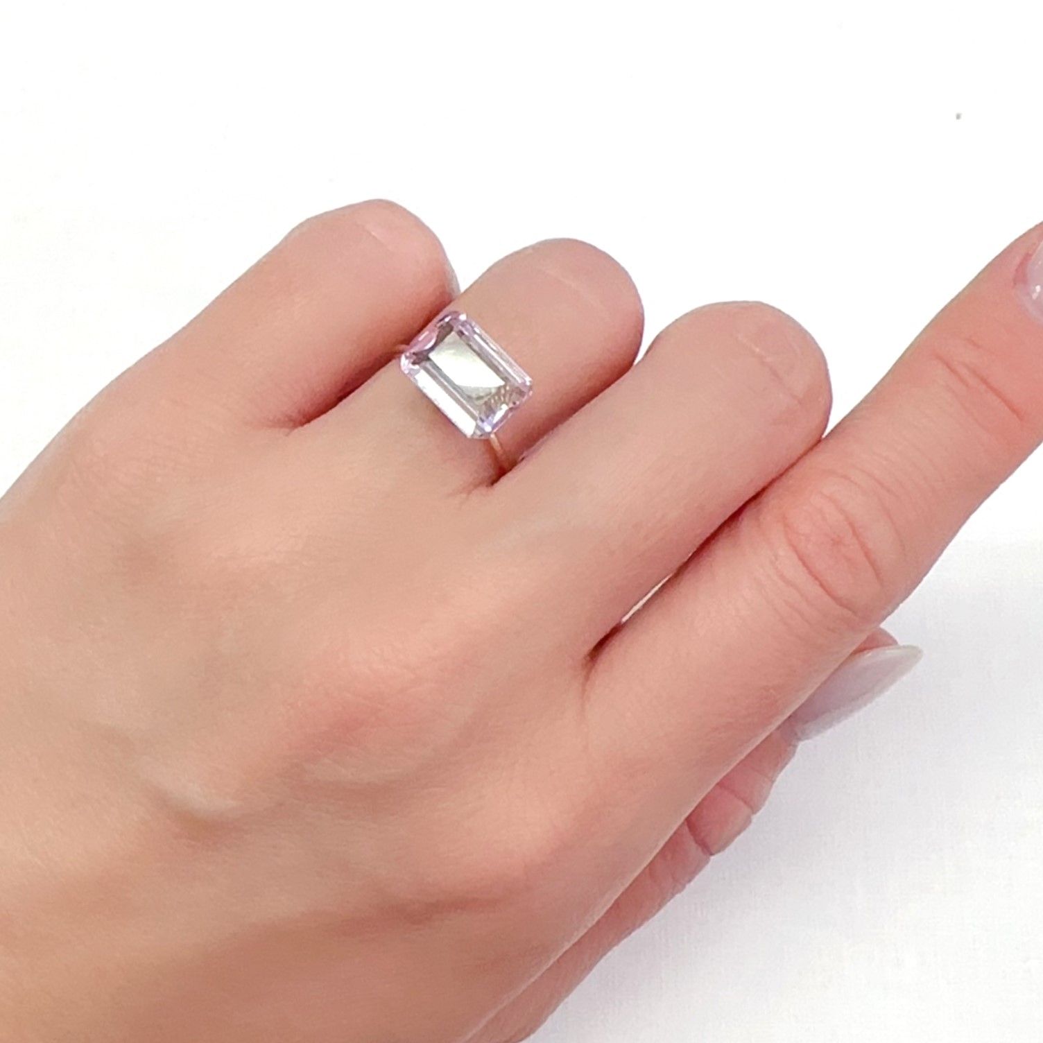クンツァイト アフガニスタン産 3.93ct[231224714]11.1x7.9mm前後