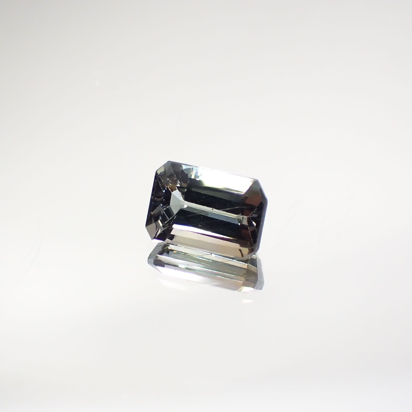 バイカラータンザナイト(宝石名ゾイサイト) タンザニア産 0.707ct ソ付(彩珠)[210711843]5.8×4.1mm前後