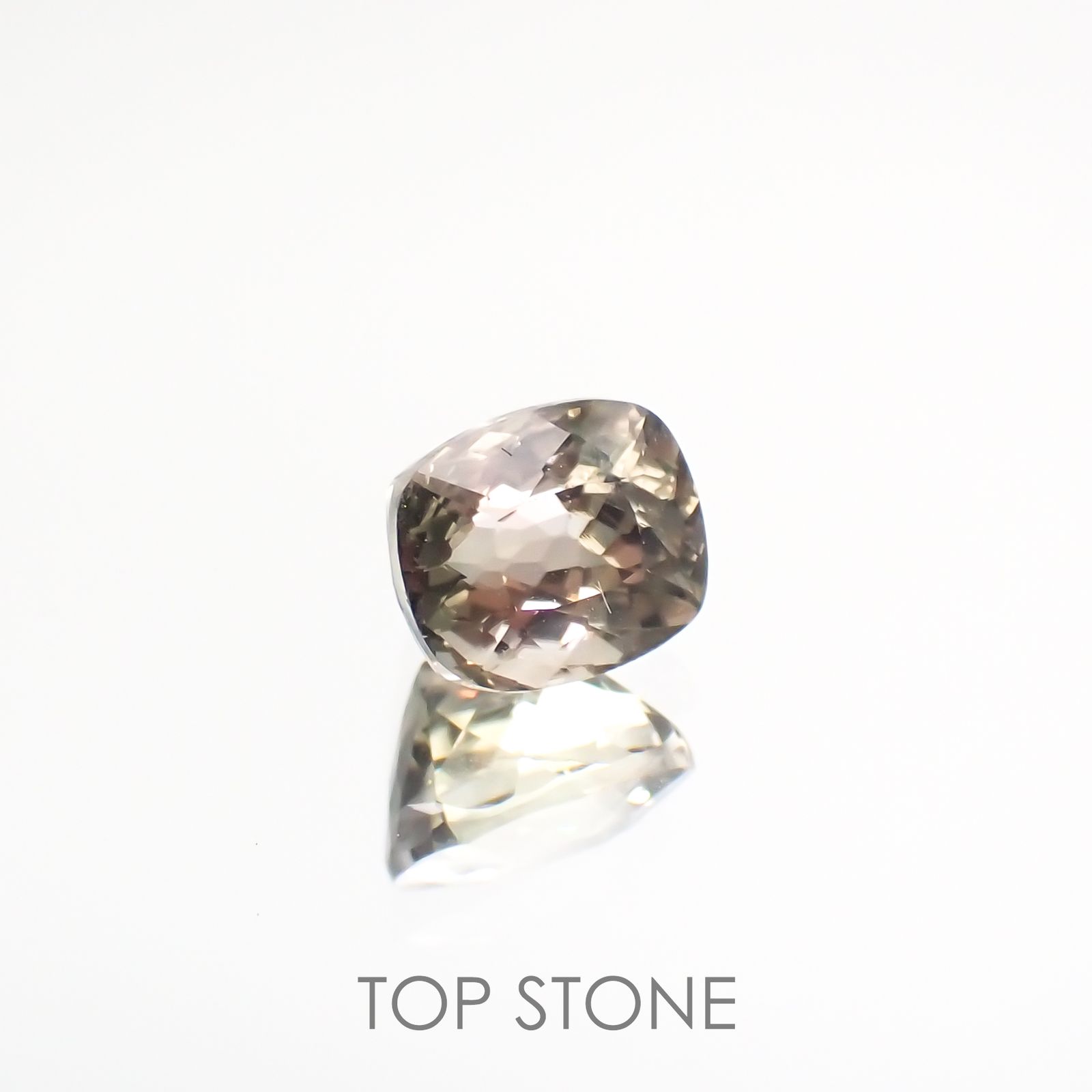 ダイアスポア カラーチェンジ(宝石名ダイアスポア) トルコ産 1.22ct 識別済[210812418]6.3×5.2mm前後