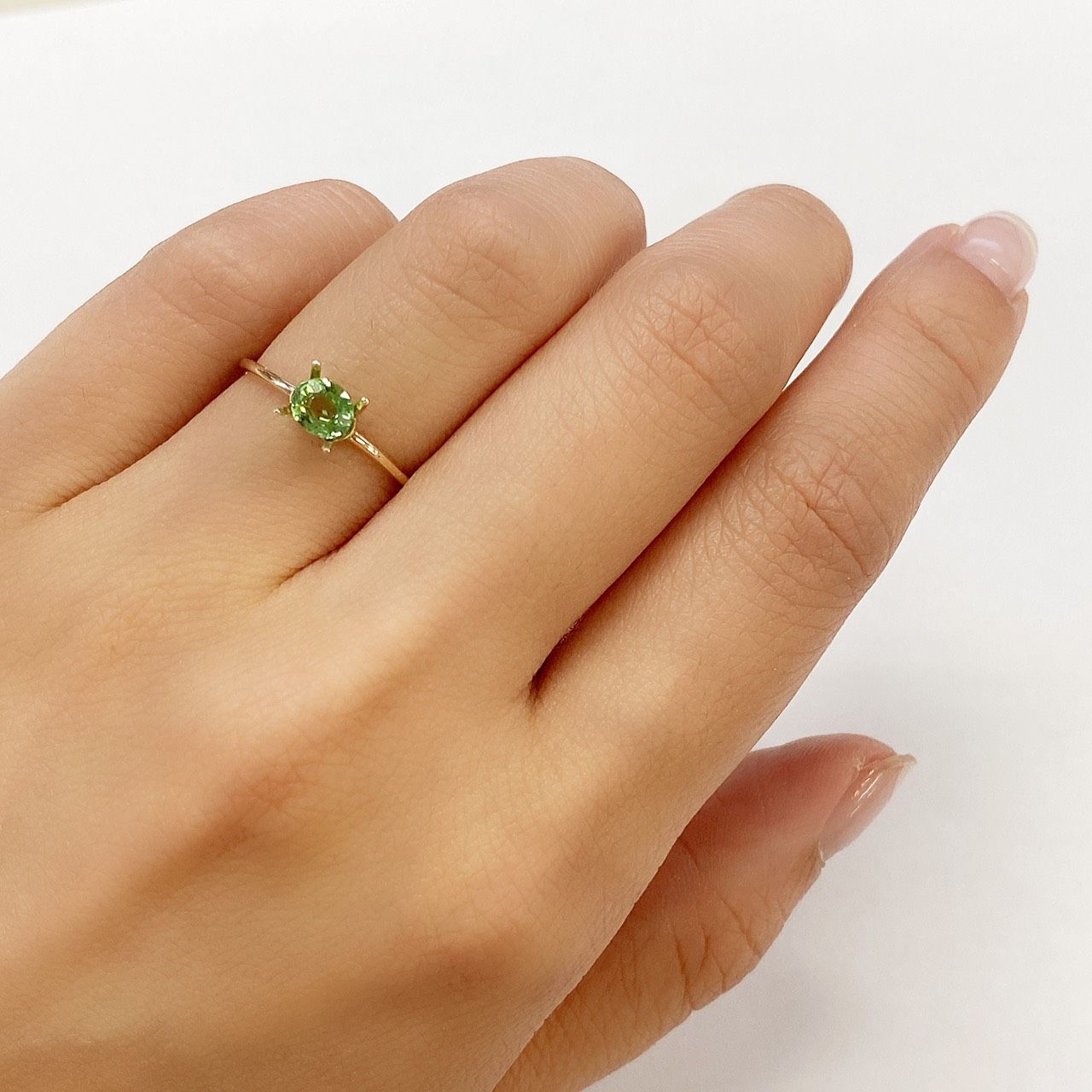 ミントガーネット(宝石名グリーン グロッシュラー・ガーネット) タンザニア産 0.44ct 識別済[210711536]4.9×4.2mm前後