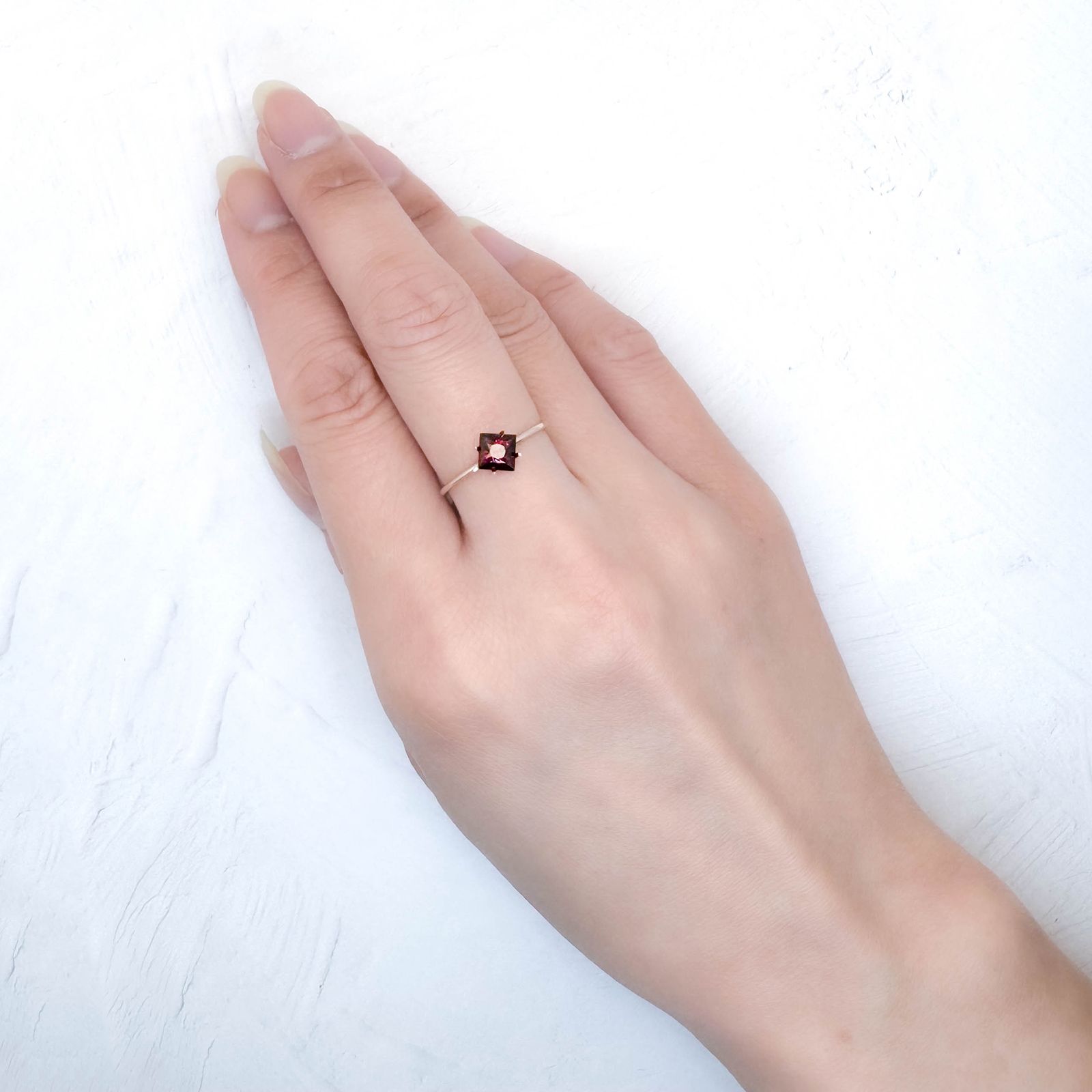 ◇プリンセスカット◇アントヒルガーネット(クロムパイロープガーネット) アメリカ・アリゾナ州産 0.83ct / 5x5mm前後 [251131339]