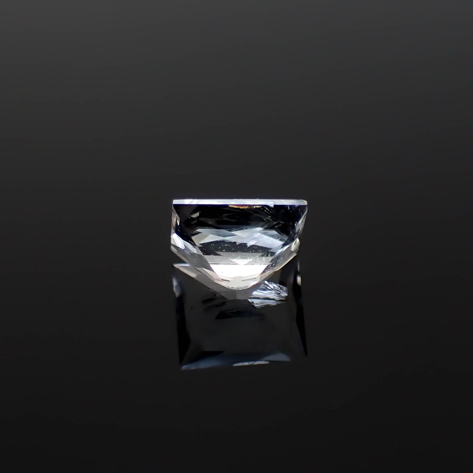◇プリンセスカット◇オーソクレース(宝石名ホワイト・オーソクレース)パキスタン産 0.69ct 識別済[250530445]5.9x4.9mm前後