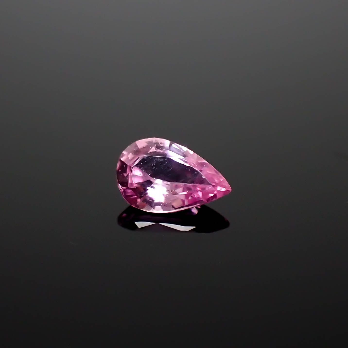 ネオンピンクサファイア スリランカ産 0.19ct[240226303]4.6x3mm前後