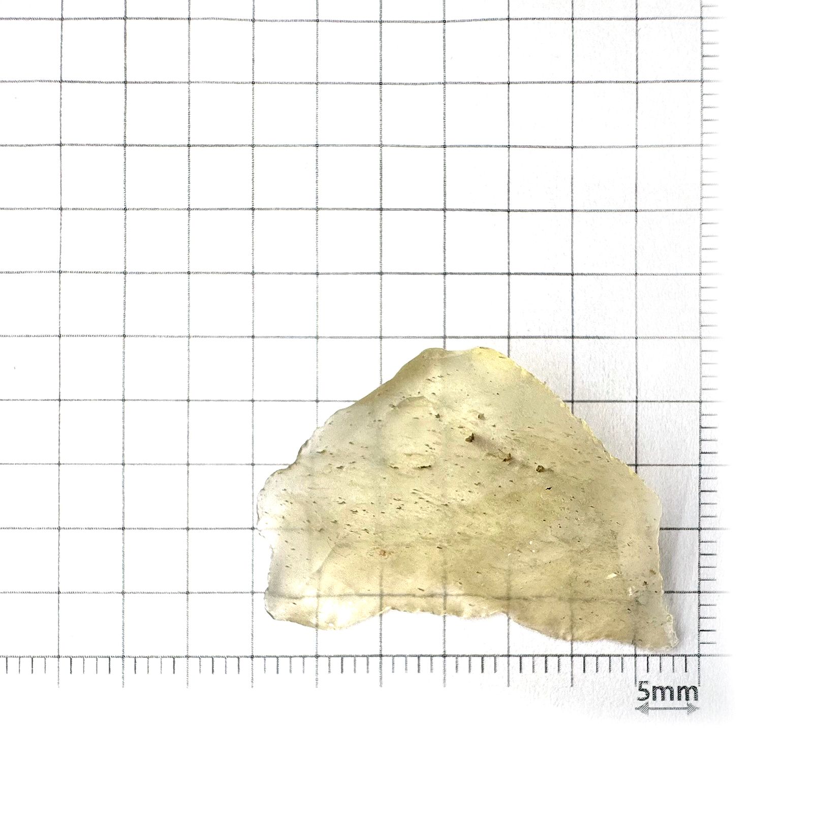 リビアングラス 原石 発見地：エジプト・リビア砂漠 13.46ct [241029284]32.9x21.3mm前後