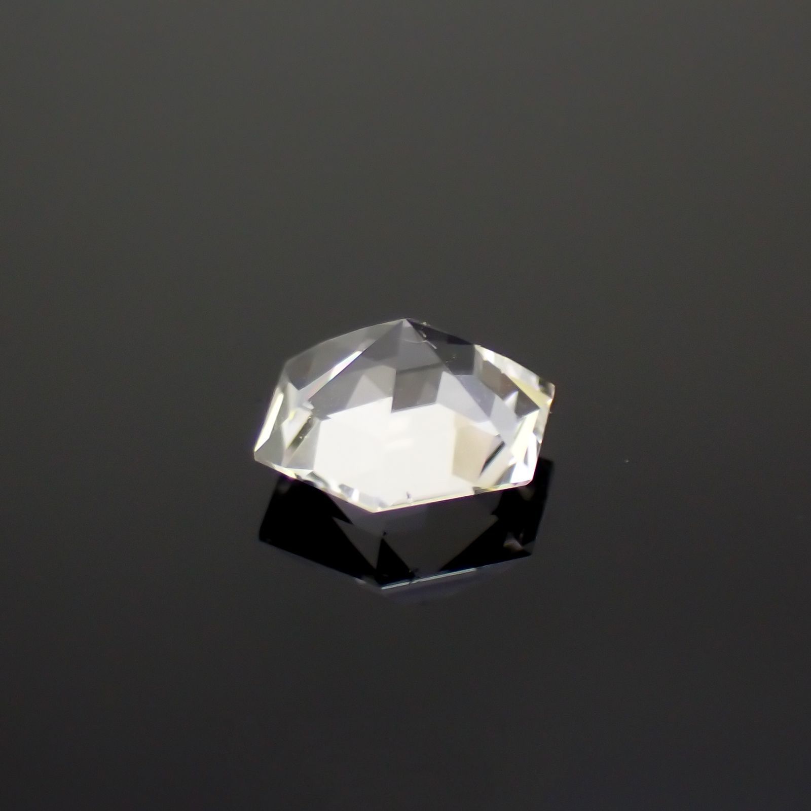 ◇ヘキサゴンカット◇レムリアンシードクリスタル(保証シール付き) ブラジル産 0.69ct[221018281]5.9x5.8mm前後