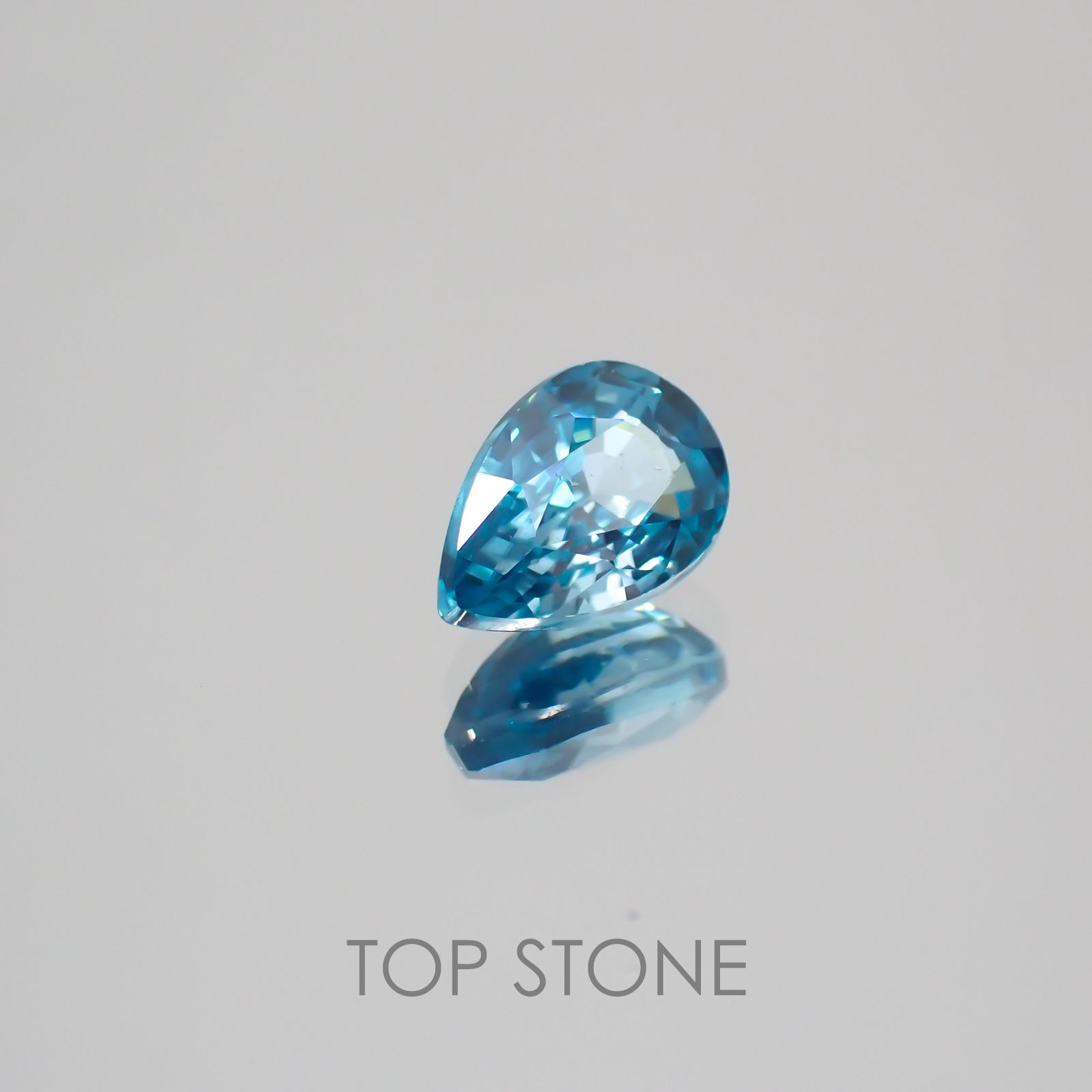 ブルージルコン カンボジア産 ルース 0.73ct[2006311]5.9×4.2mm前後