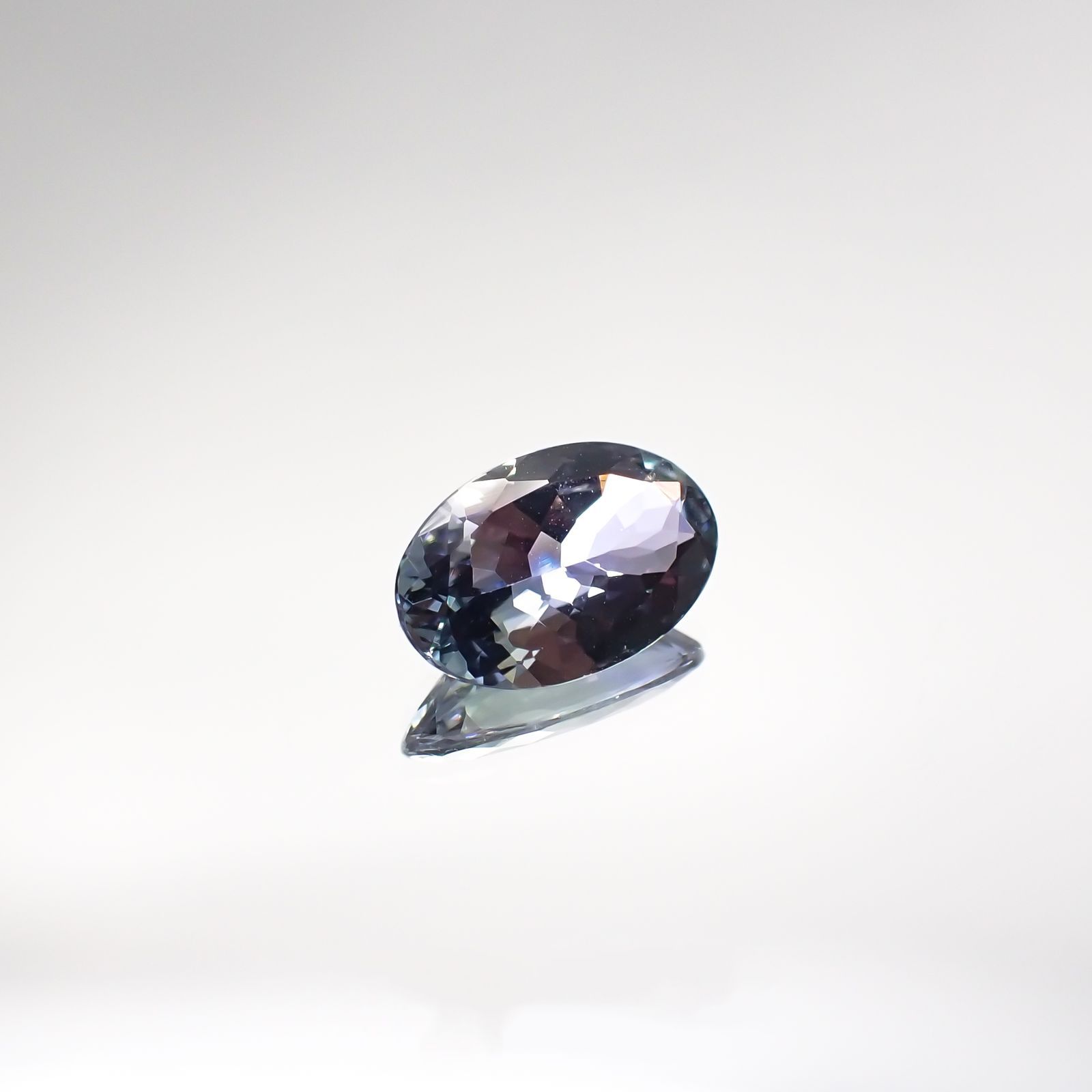 バイカラータンザナイト(宝石名タンザナイト) タンザニア産 1.675ct ソ付(彩珠)[210711830]10.3×6.6mm前後