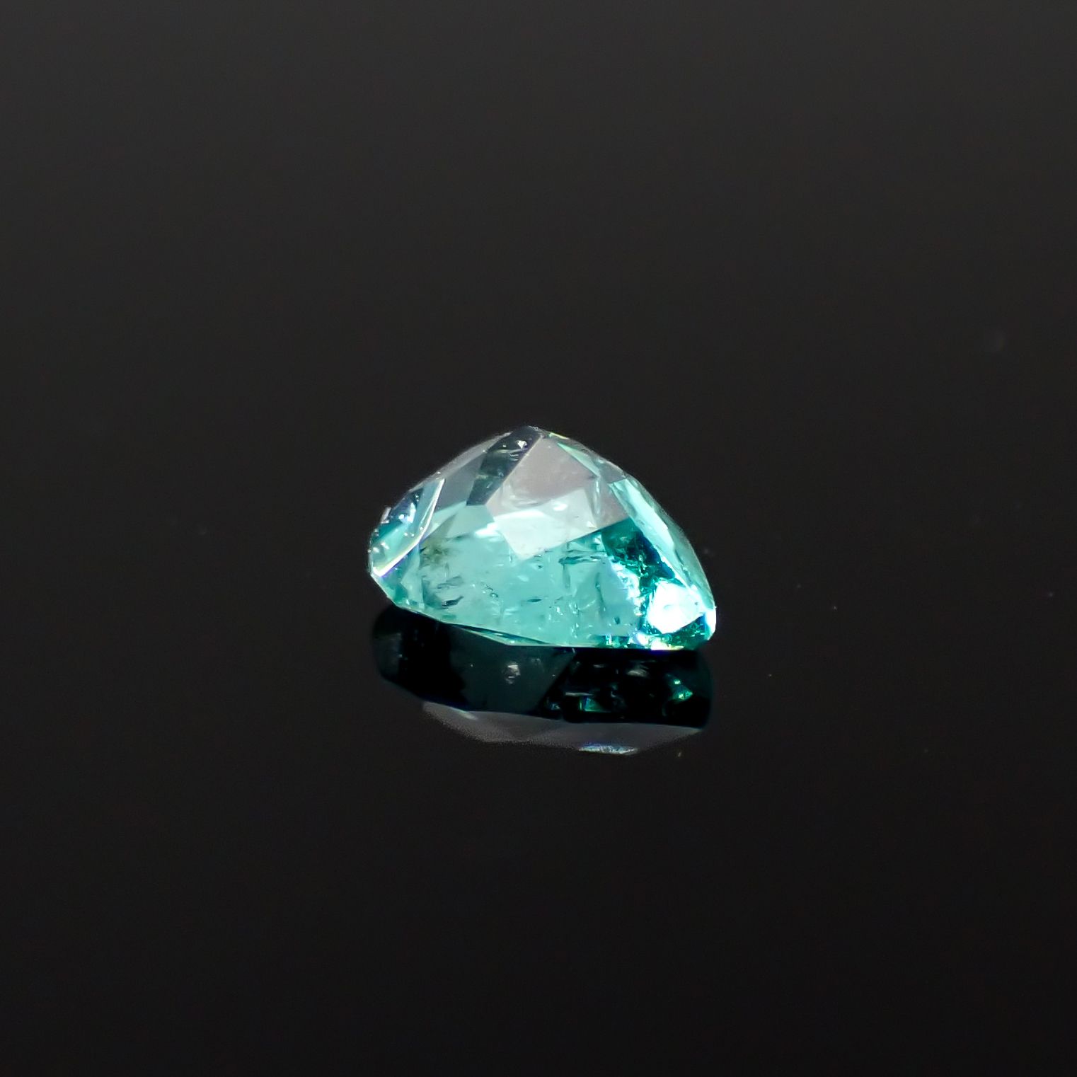 パライバトルマリン(宝石名トルマリン/別名パライバ・トルマリン)ブラジル・パライバ州バターリャ鉱山産 0.268ct ソ付(宝貴協)[240928742]4.9x3.98mm前後
