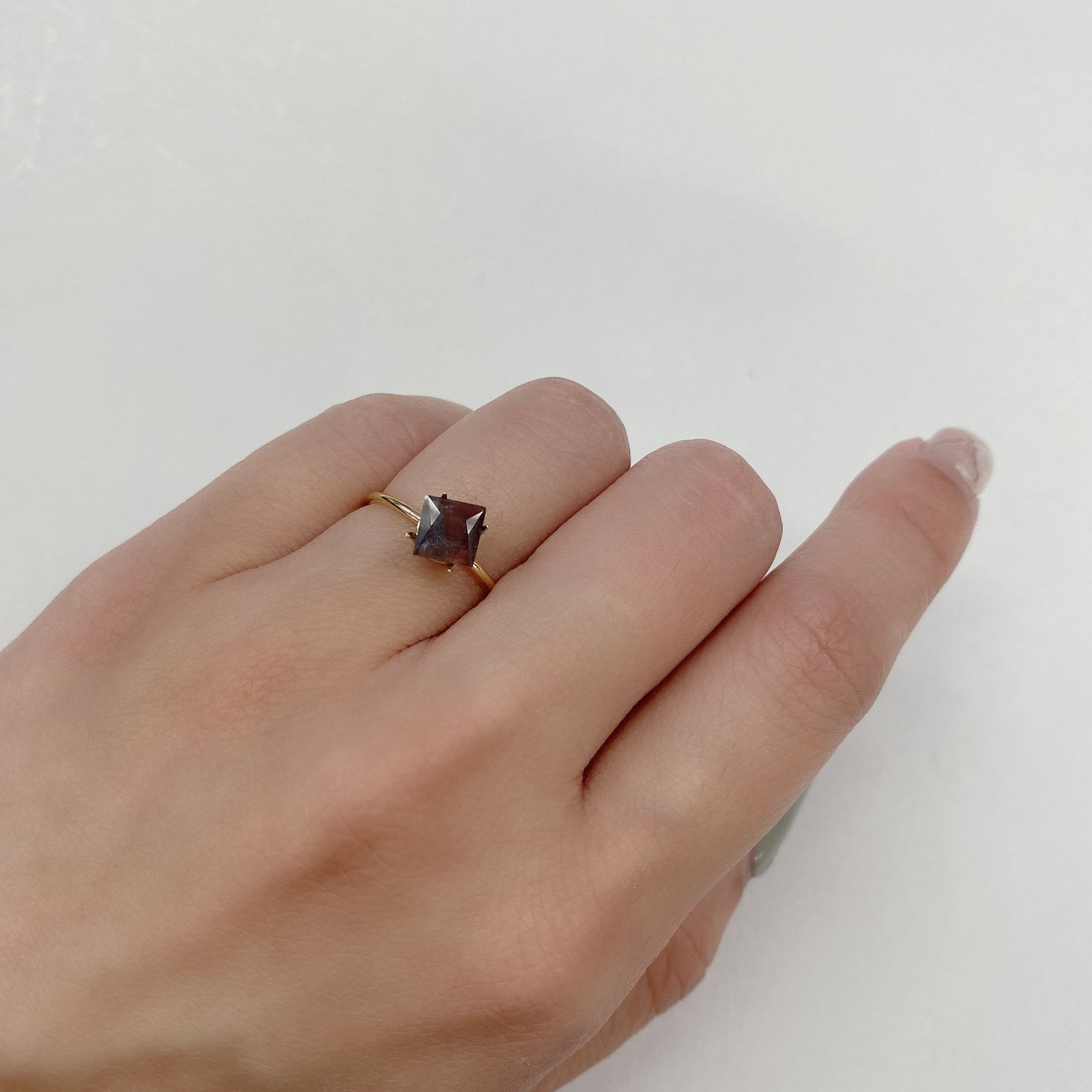 ◇プリンセスカット◇ブラッドショットアイオライト(宝石名アベンチュリン・アイオライト) インド産 0.88ct 識別済[210310451]6×5.9mm前後