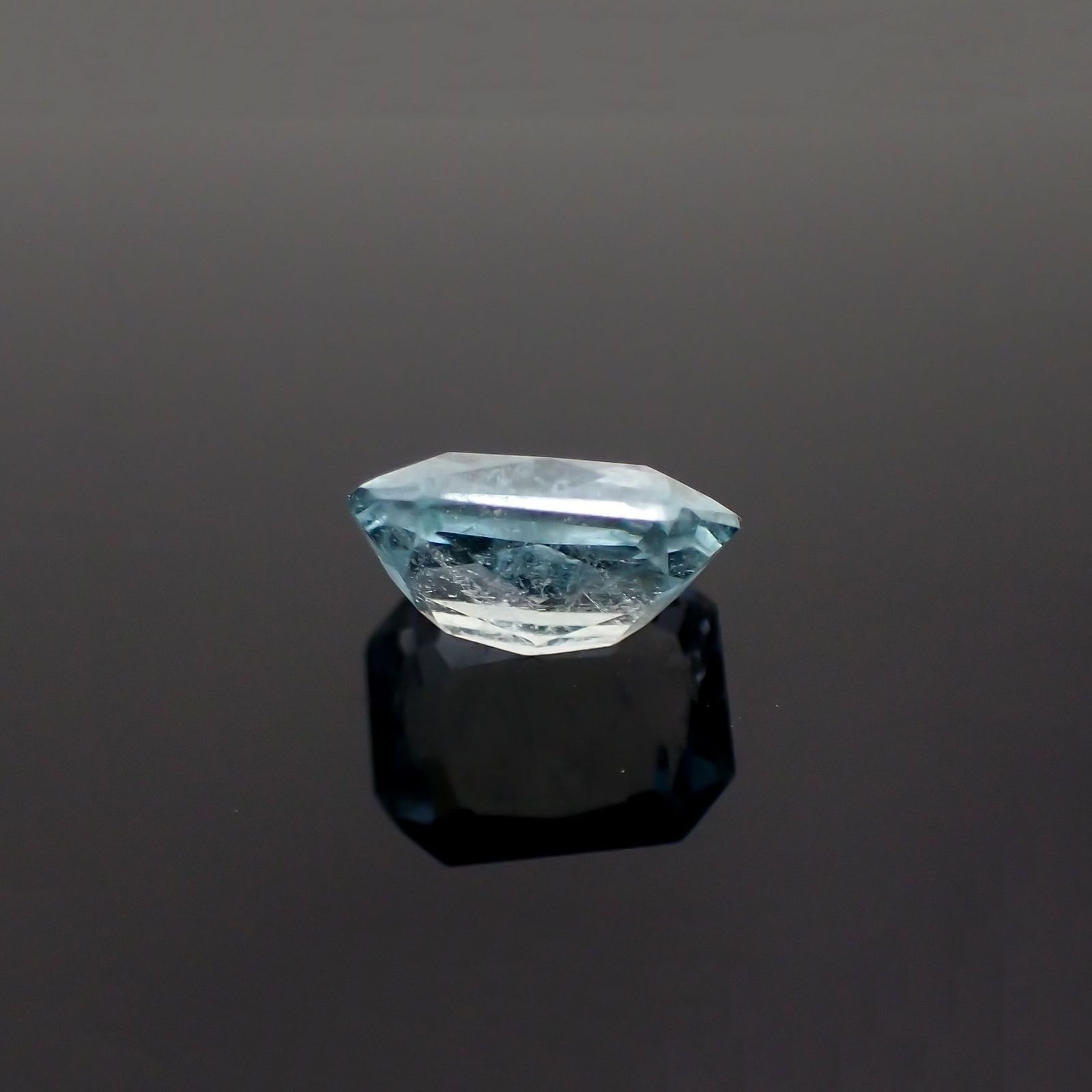 ユークレース(宝石名ブルー・ユークレース)コロンビア産 ソ付(彩珠) 1.989ct / 8.6x7.3mm前後 [221018680]