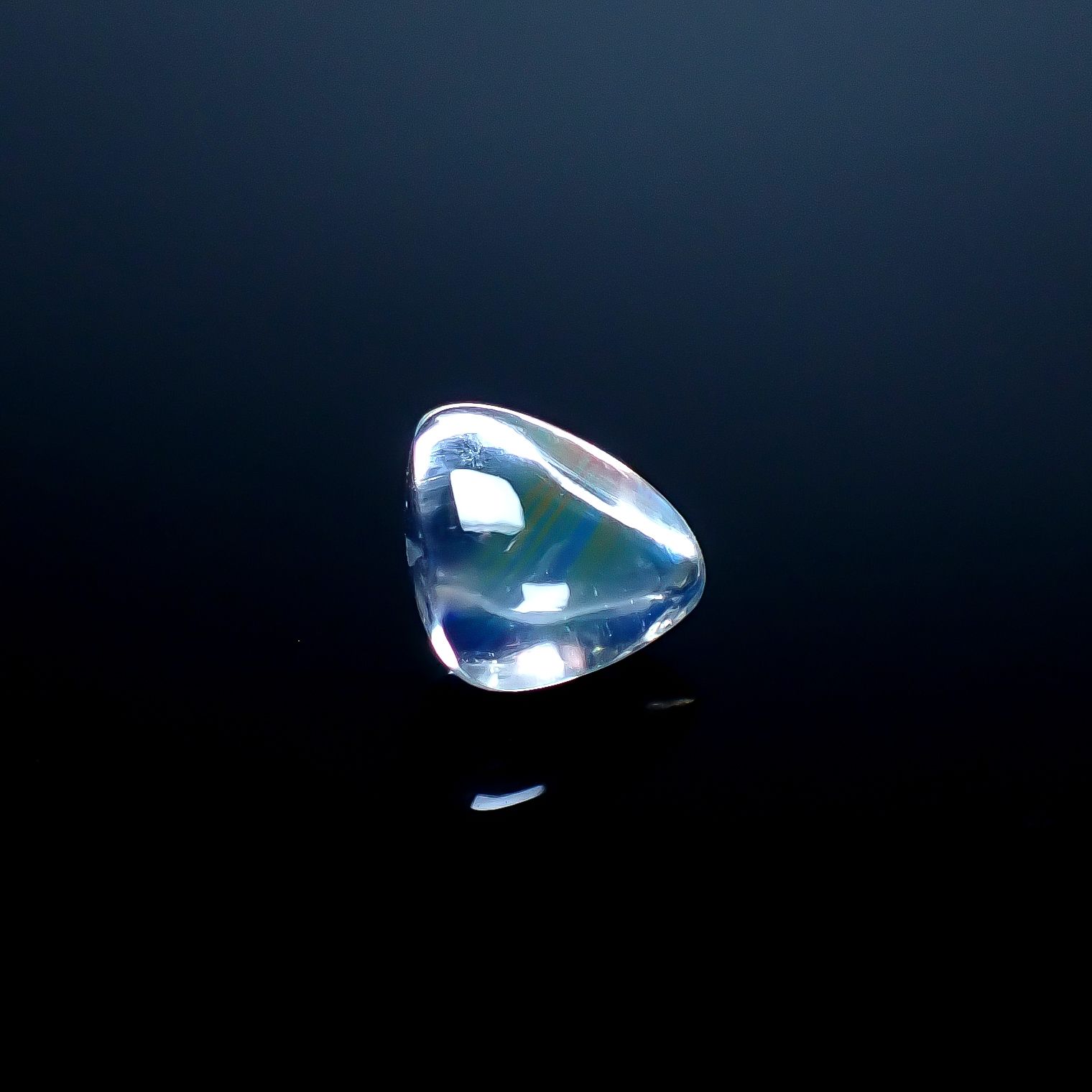 ◇バフトップカット◇レインボームーンストーン(宝石名ラブラドライト)マダガスカル産 ソ付(彩珠) 1.139ct / 6.2x7.2mm前後 [250931034]