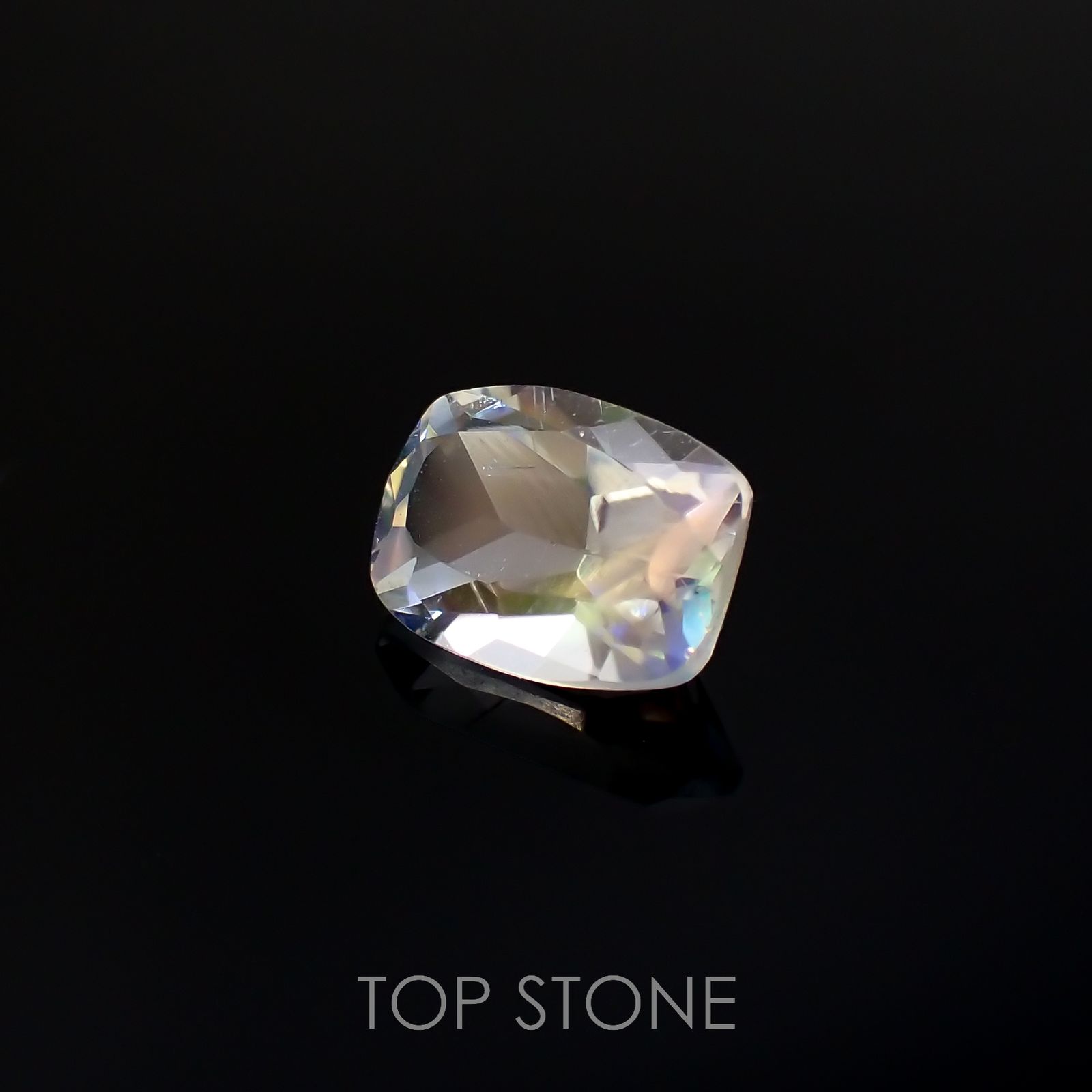 レインボームーンストーン(宝石名ラブラドライト)タンザニア産 0.65ct 識別済[220616648]6.5x4.8mm前後