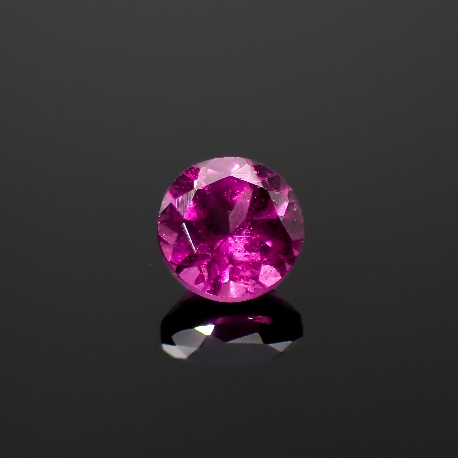 マラヤガーネット(宝石名ガーネット)タンザニア産 0.40ct 識別済[230823051]4x3.9mm前後
