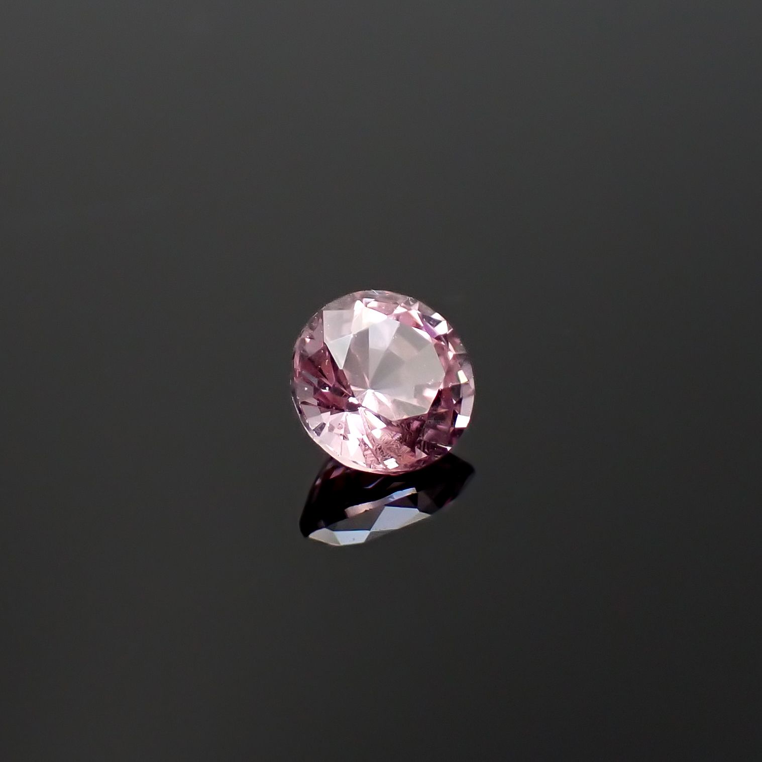 ドラゴンガーネット タンザニア産 0.61ct / 5x5mm前後 [260532241]