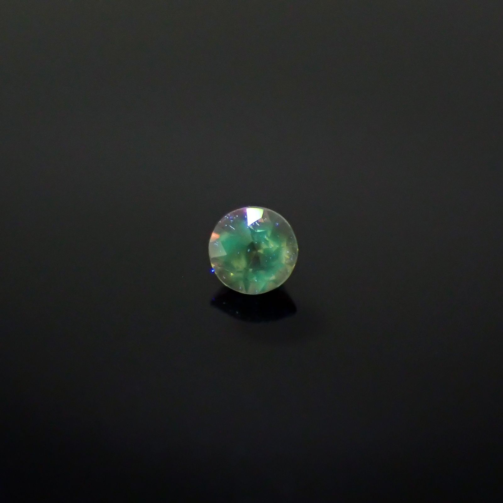 シルキーアレキサンドライト ブラジル・ミナスジェライス州ヘマチタ鉱山産 0.095ct / 2.6x2.6mm前後 [250931028]