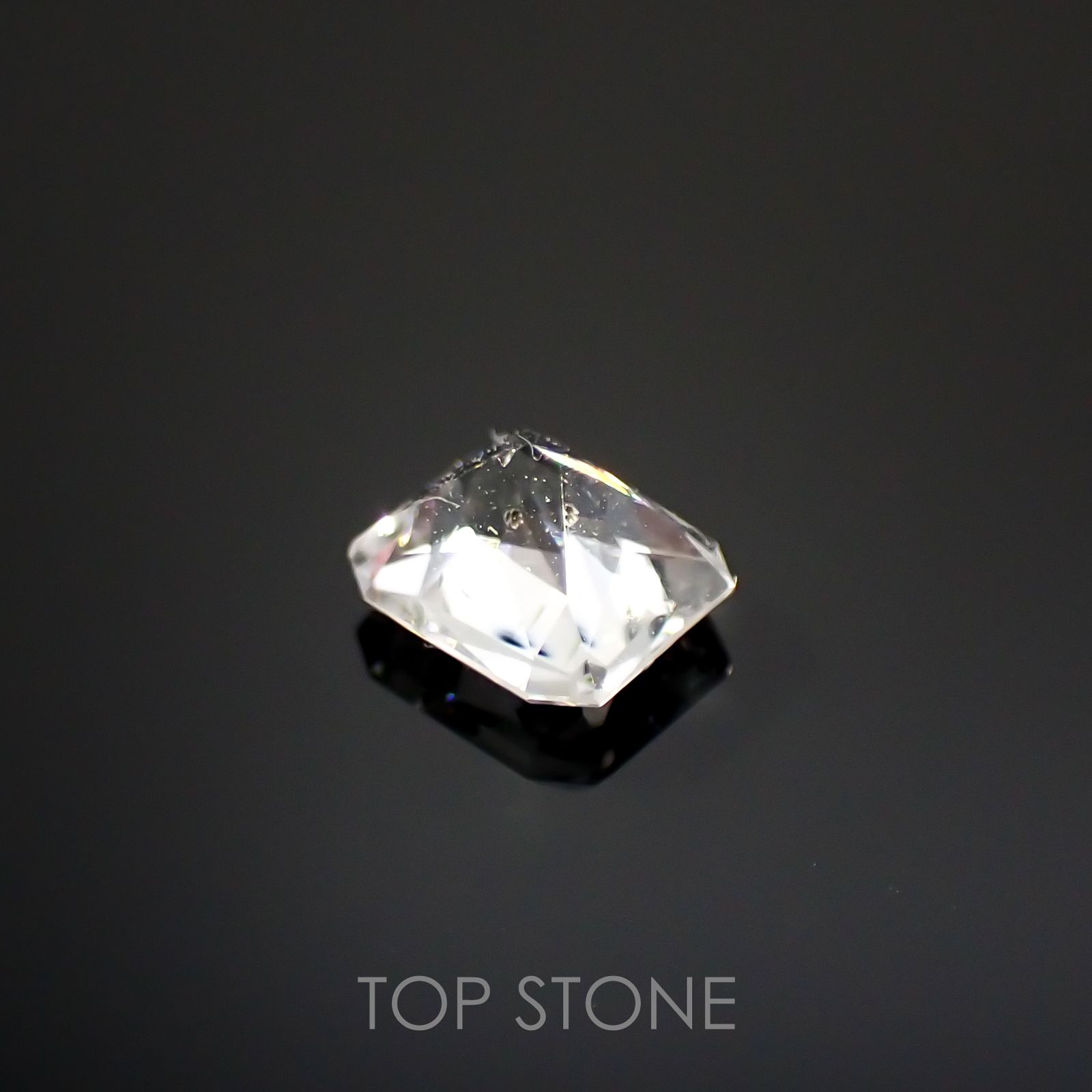 フェナカイト(宝石名フェナカイト)ブラジル産 0.39ct 識別済[220115177]4.6x4mm前後