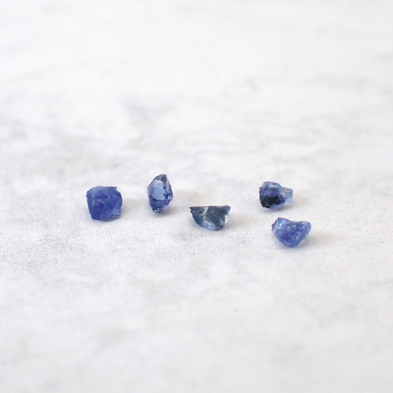 ◇ランダムセレクト◇ベニトアイト 原石5個セット アメリカ・カリフォルニア州産 約0.20ct(5pcs合計) / 2.0-3.5x2.0-3.5mm前後 [260632525]