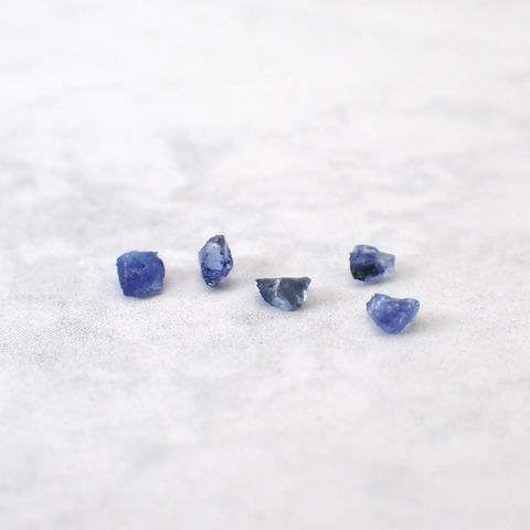 ◇ランダムセレクト◇ベニトアイト 原石5個セット アメリカ・カリフォルニア州産 約0.20ct(5pcs合計) / 2.0-3.5x2.0-3.5mm前後 [260632525]