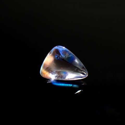 ◇バフトップカット◇レインボームーンストーン(宝石名ラブラドライト) マダガスカル産 ソ付(彩珠) 1.390ct / 8x6.1mm前後 [251211646]