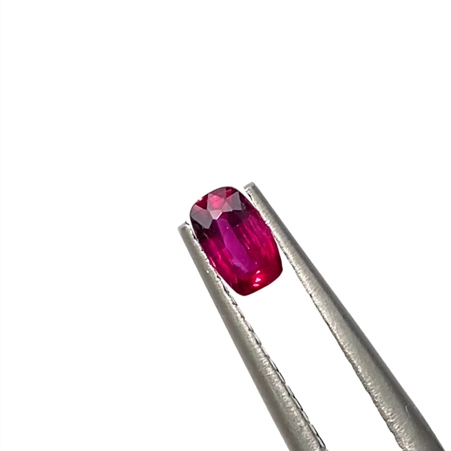 ルビー 非加熱 マダガスカル産 0.33ct / 5.1x3.1mm前後 [230622340