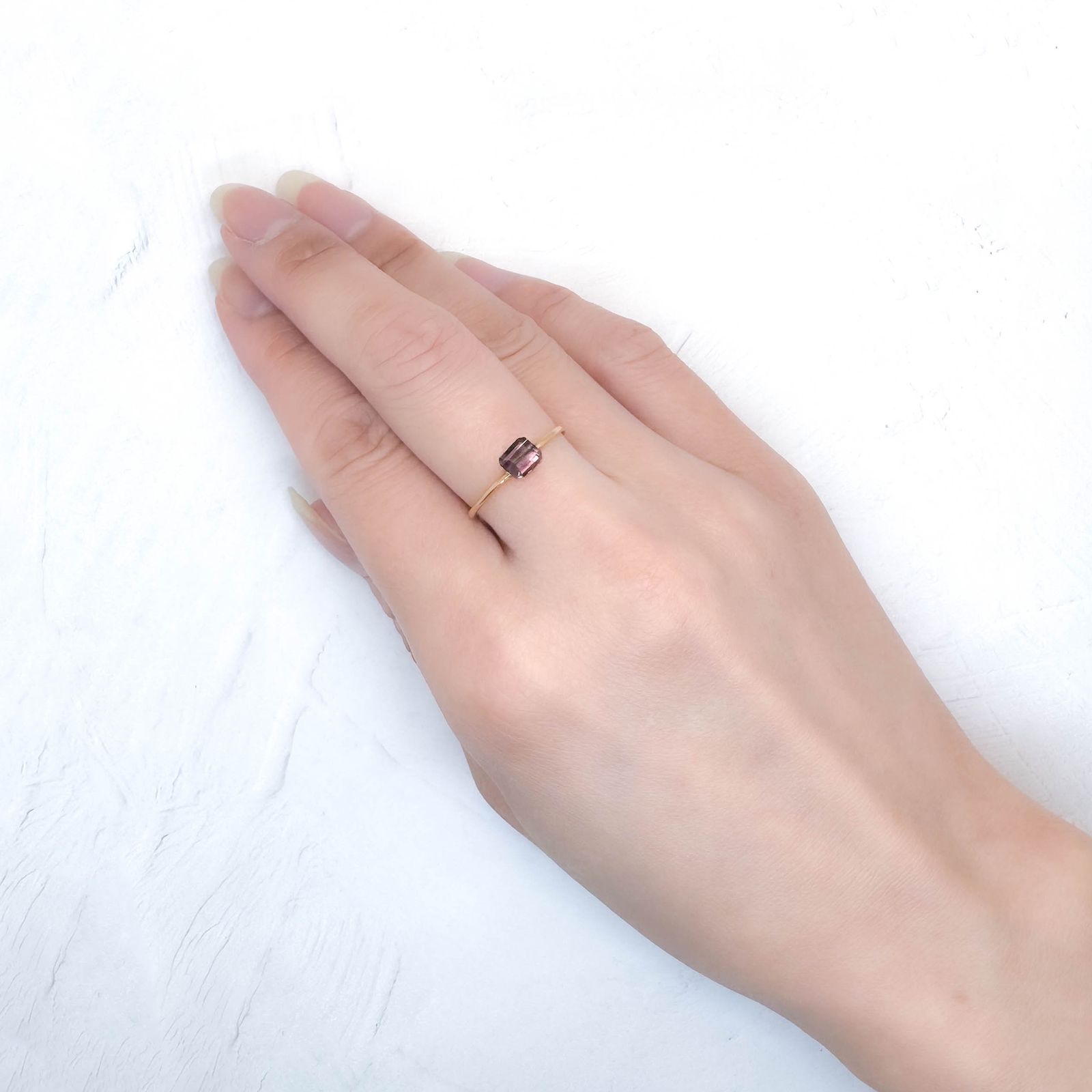 パープルトルマリン アフガニスタン産 0.61ct / 5.1x4.2mm前後 [251131312]