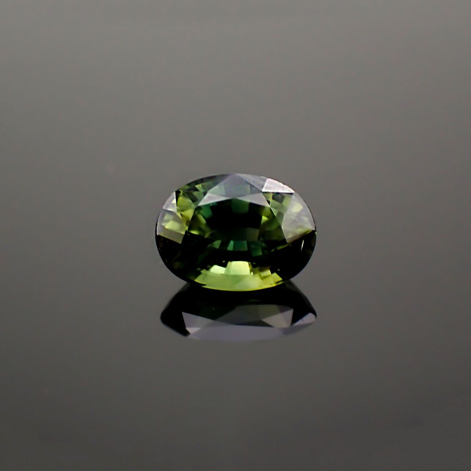 バイカラーサファイア オーストラリア産 1.01ct / 6.7x5mm前後 [221018360]