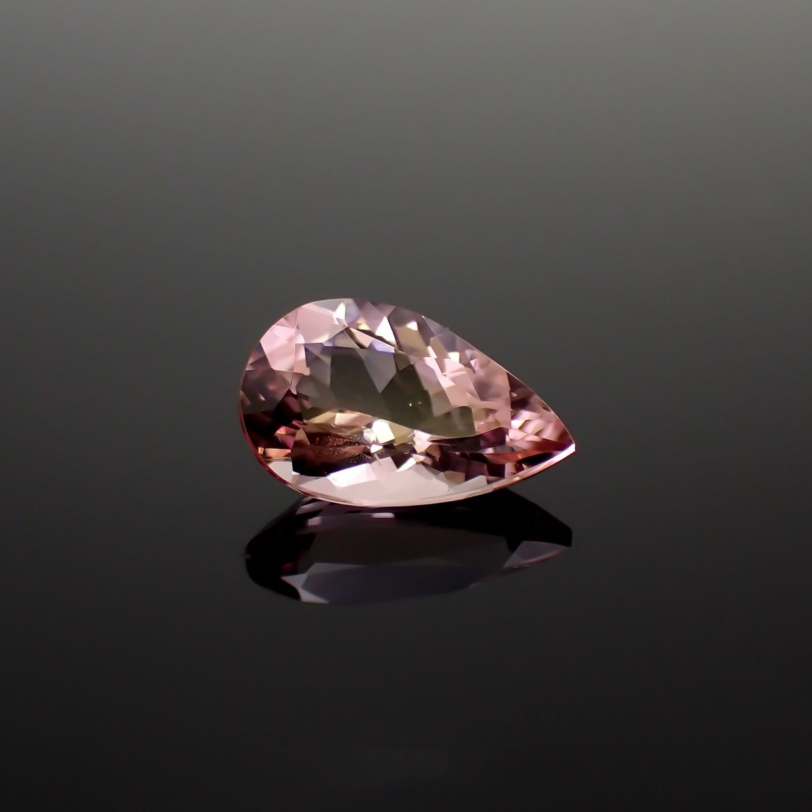 モルガナイト(宝石名モルガナイト)ナイジェリア産 2.292ct ソ付(彩珠)[221018878]11.9x7.4mm前後