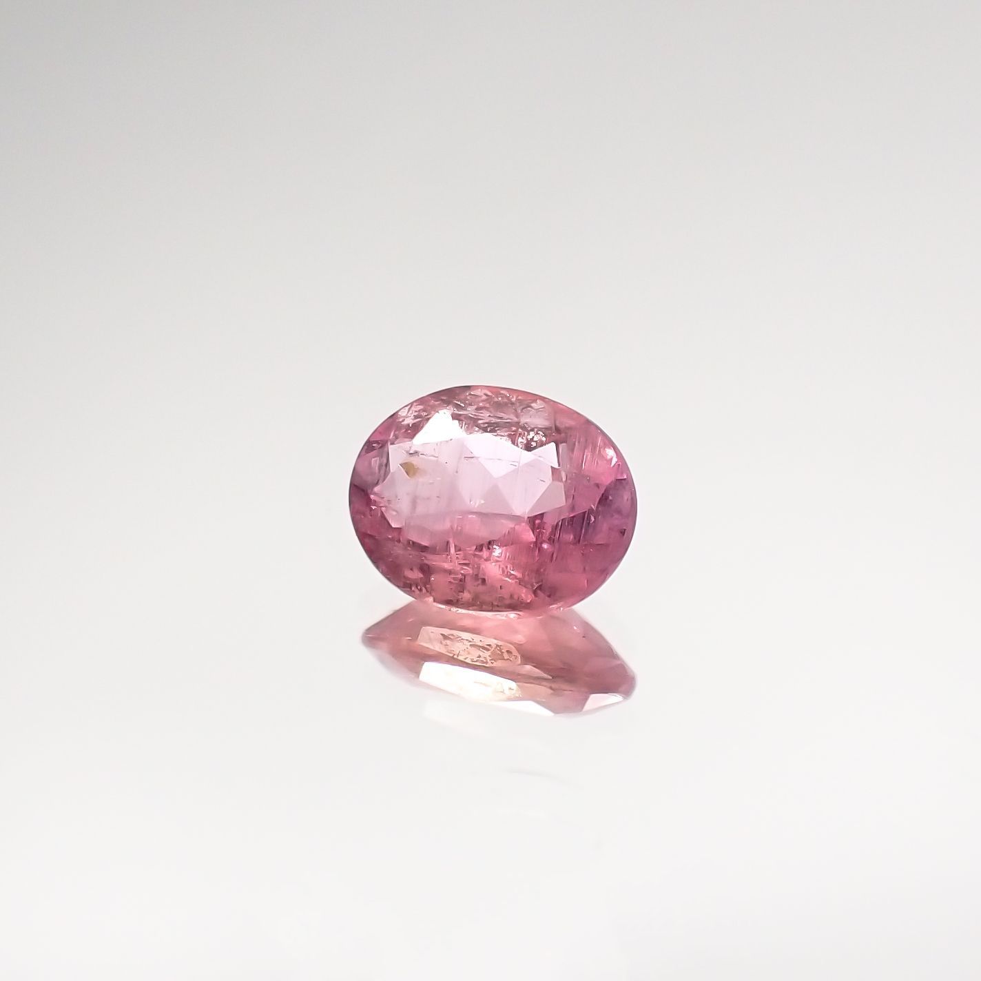 ペツォッタイト(ラズベリル)(宝石名ペツォッタイト) マダガスカル産 0.303ct ソ付(彩珠)[210711799]5.1×3.9mm前後