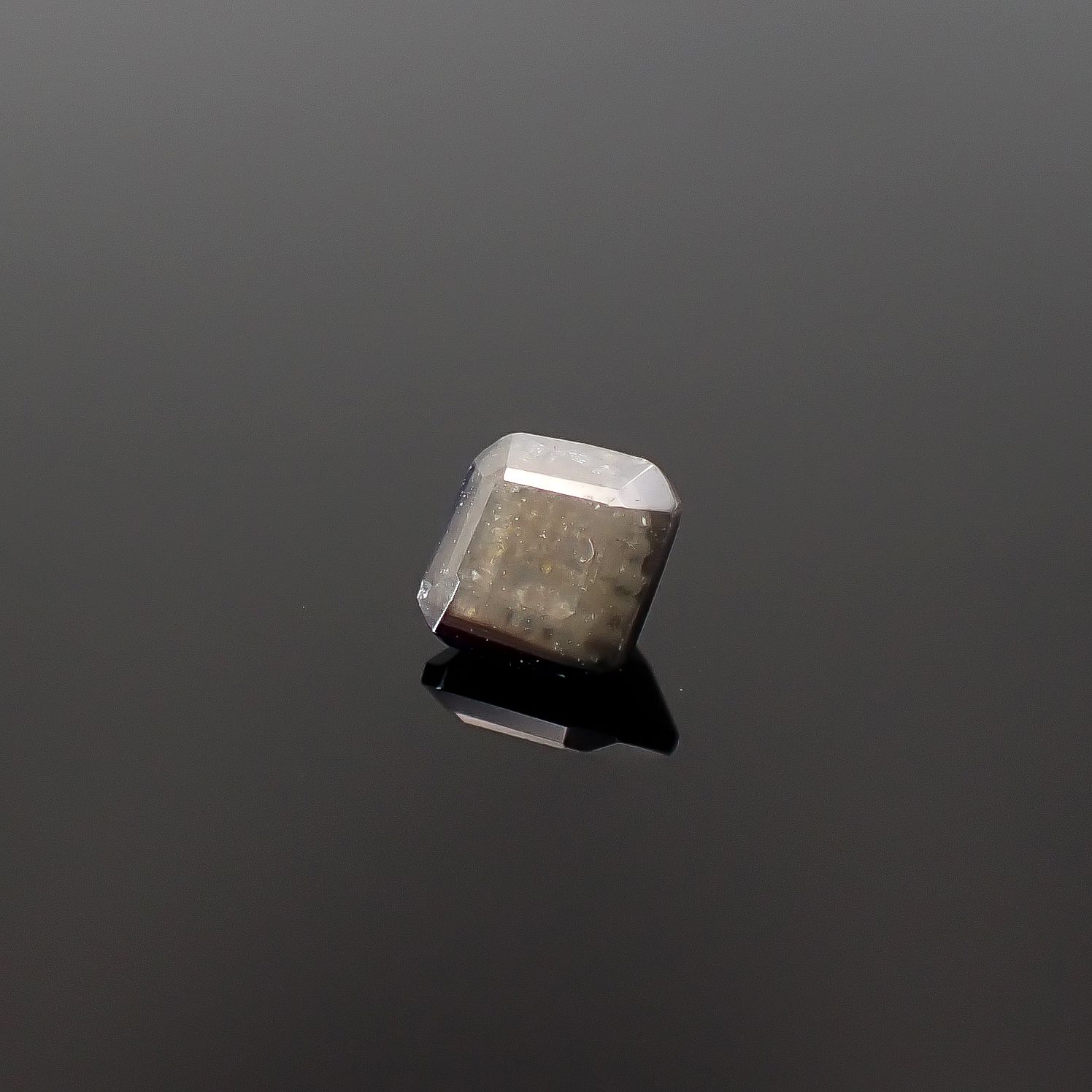 アナテース(宝石名アナテース)ノルウェー産 ソ付(日独) 0.437ct / 4.09x3.99mm前後 [260432069]