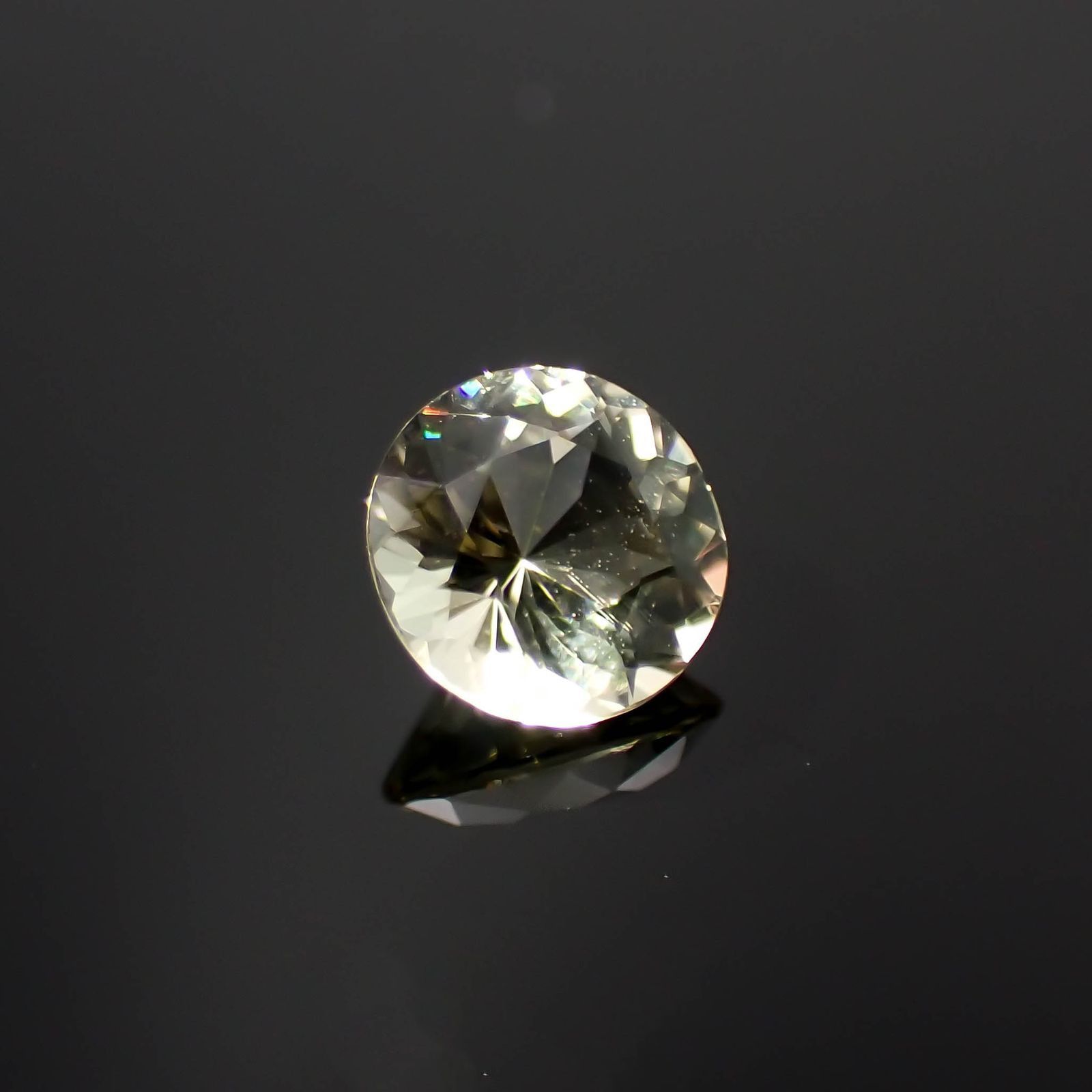 イエロースキャポライト(宝石名イエロー・スキャポライト)タンザニア産 識別済 0.43ct / 5x5mm前後 [221219401]