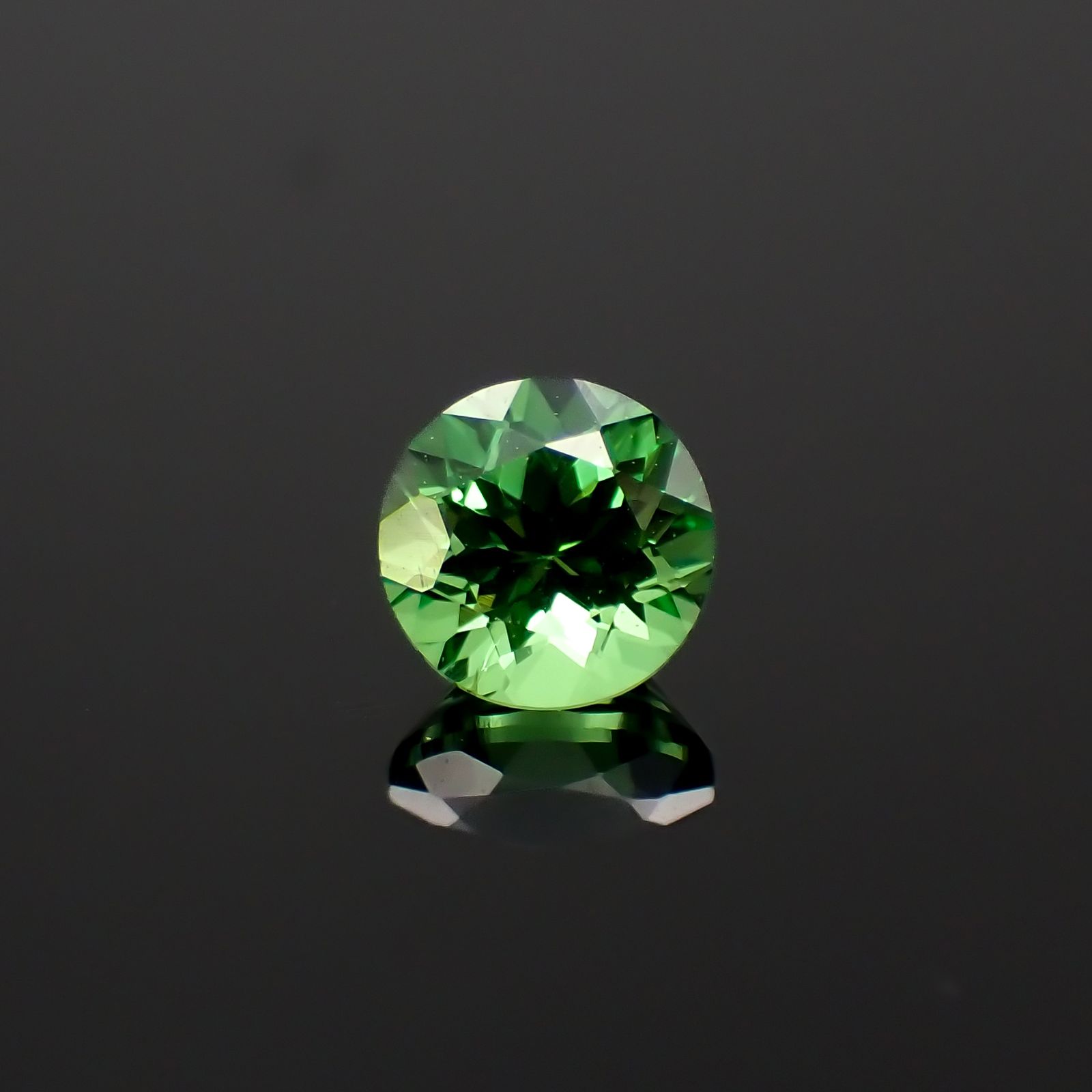 ツァボライト タンザニア産 0.68ct[231023564]5.2x5.2mm前後