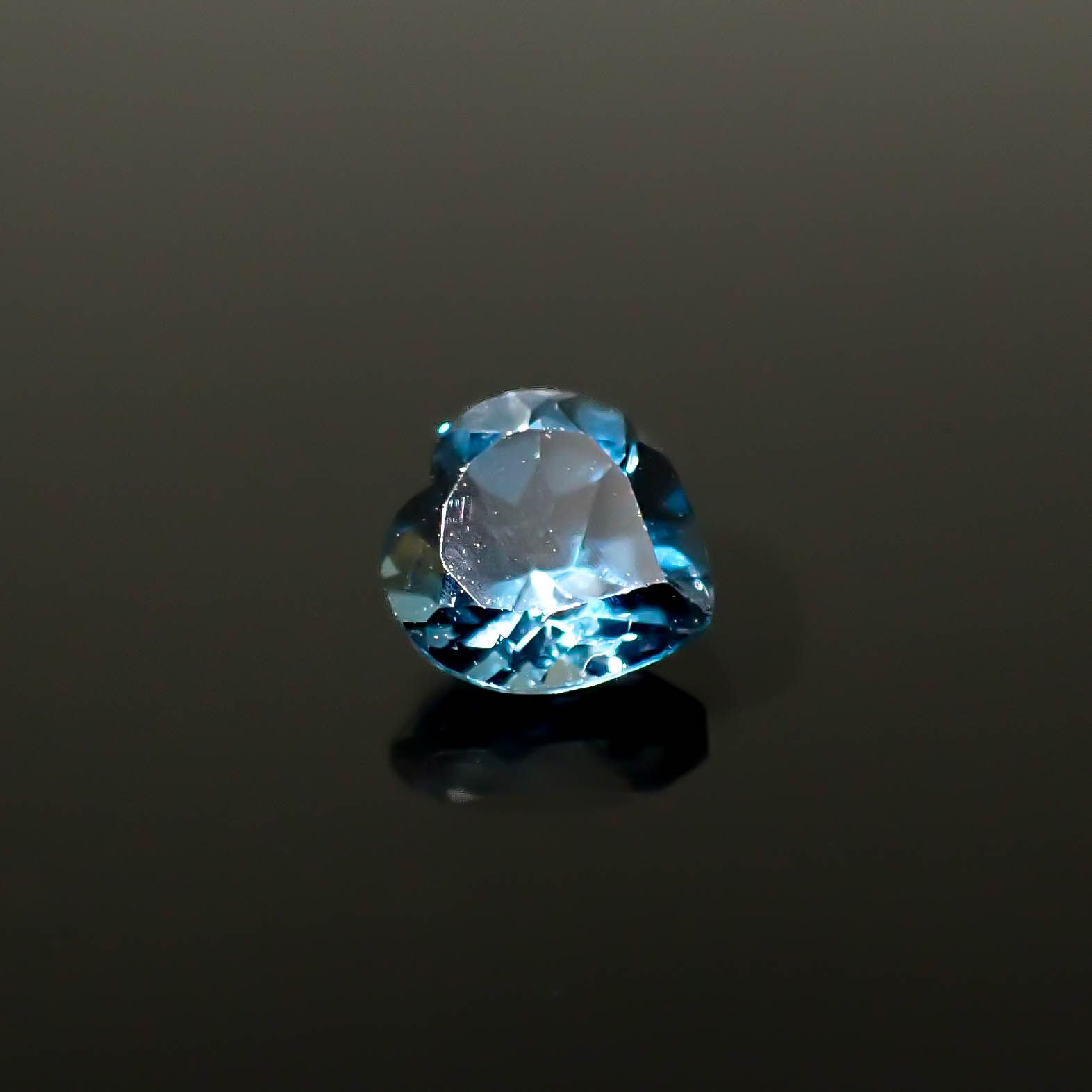 ロンドンブルートパーズ ブラジル産 1.51ct / 7.1x7.1mm前後 [250931125]