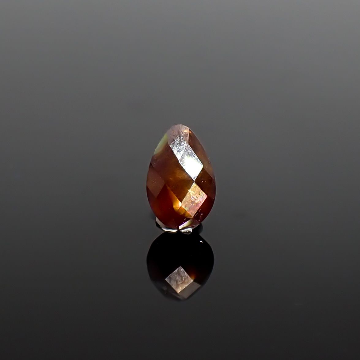 ◇リバーシブル・チェッカーカット◇レインボーガーネット 日本・奈良県産 0.91ct / 7.2x4.8mm前後 [260432086]