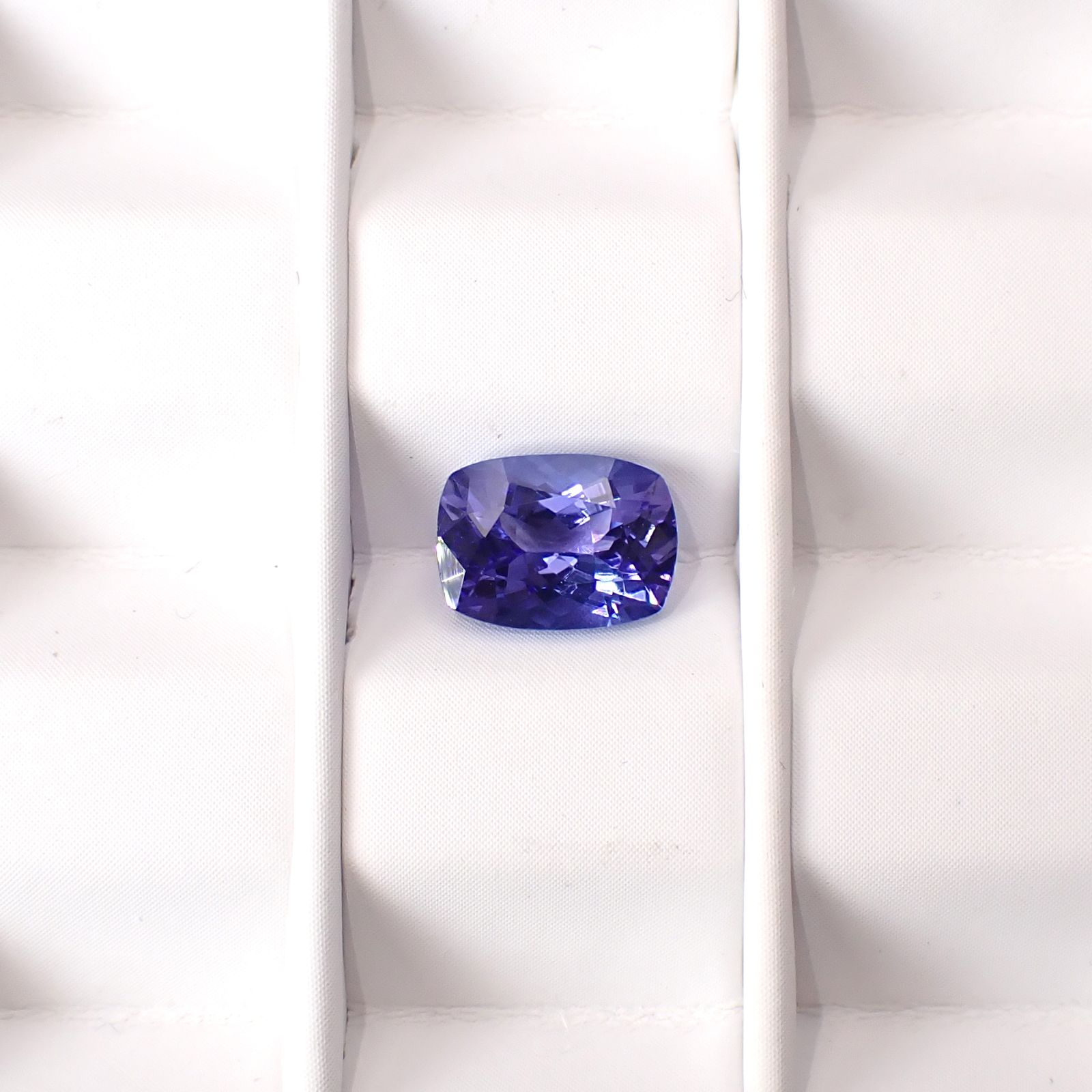 タンザナイト(宝石名タンザナイト)タンザニア産 識別済 1.68ct / 8x5.9mm前後 [251031243]