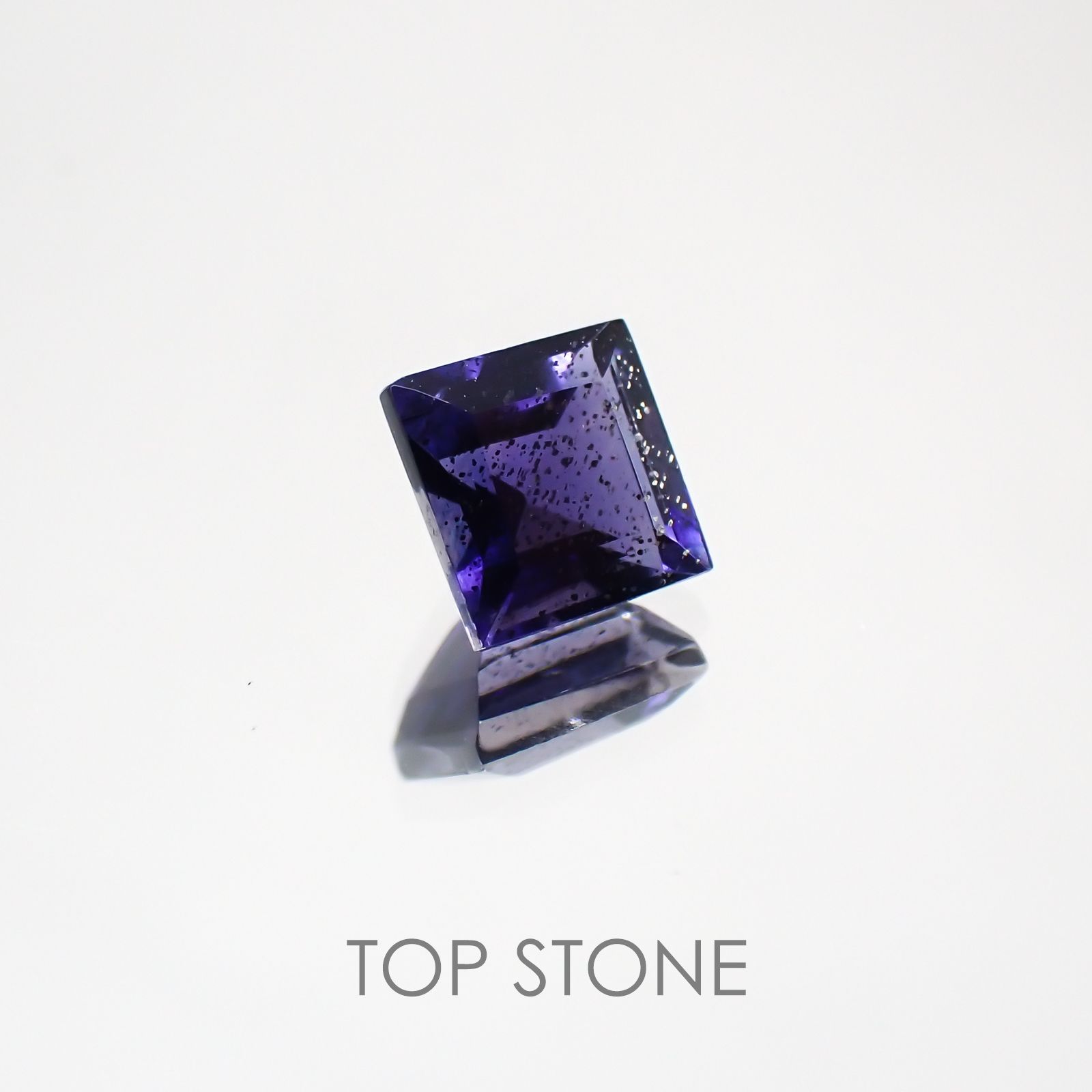 アイオライトサンストーン ブラジル・インド産 ルース 0.67ct[210310439]5.2×5.2mm前後
