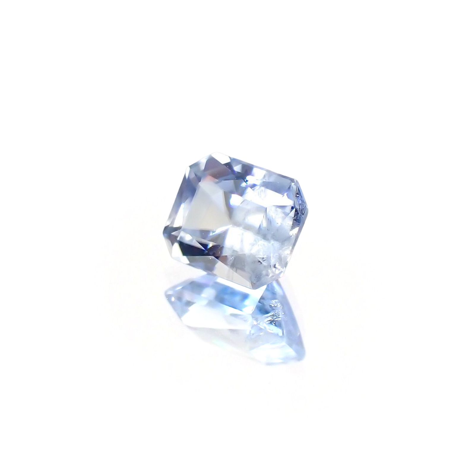 ベニトアイト(宝石名ベニトアイト) アメリカ・カリフォルニア州サンベニト産 ソ付(彩珠) 0.645ct / 5.1x4.2mm前後 [210310210]