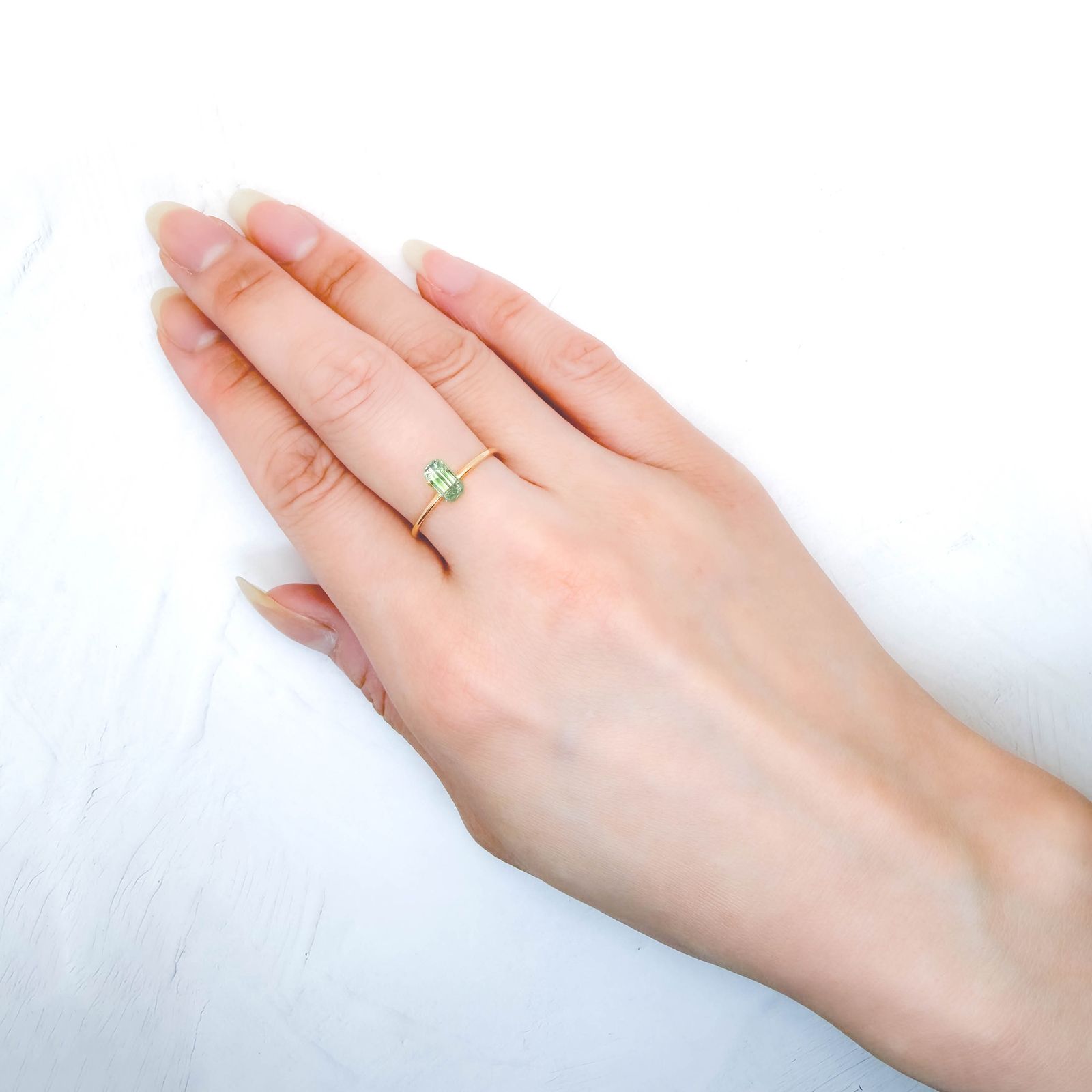 バイカラーツァボライト(宝石名グリーン グロッシュラー・ガーネット) タンザニア産 識別済 0.71ct / 6.6x3.5mm前後 [260711573]