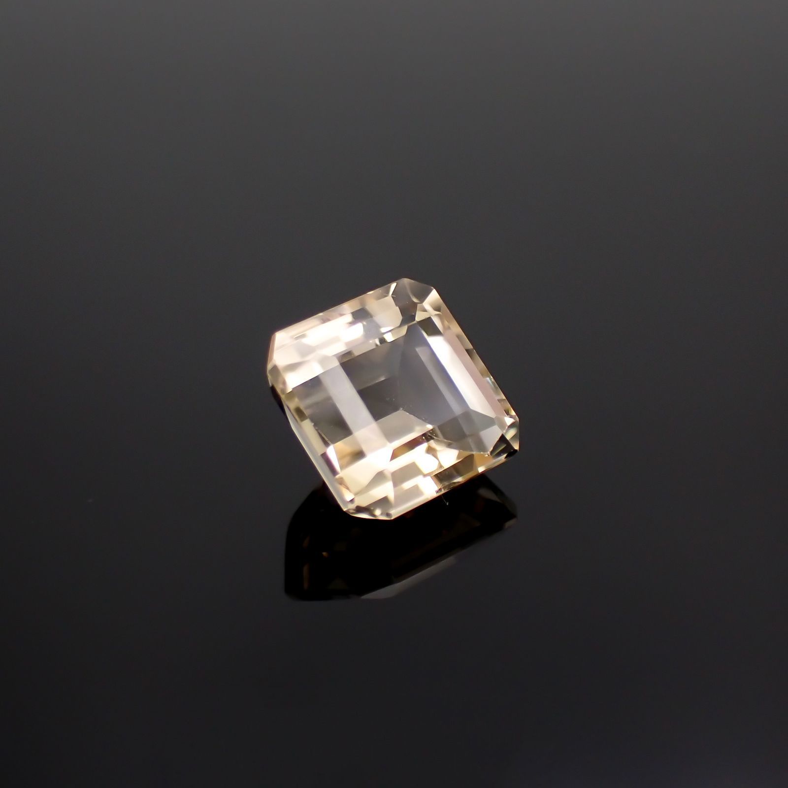 ゴールデンフェナカイト(宝石名イエロー・フェナカイト)ブラジル産 3.170ct ソ付(彩珠)[241018528]8.3x8.3mm前後