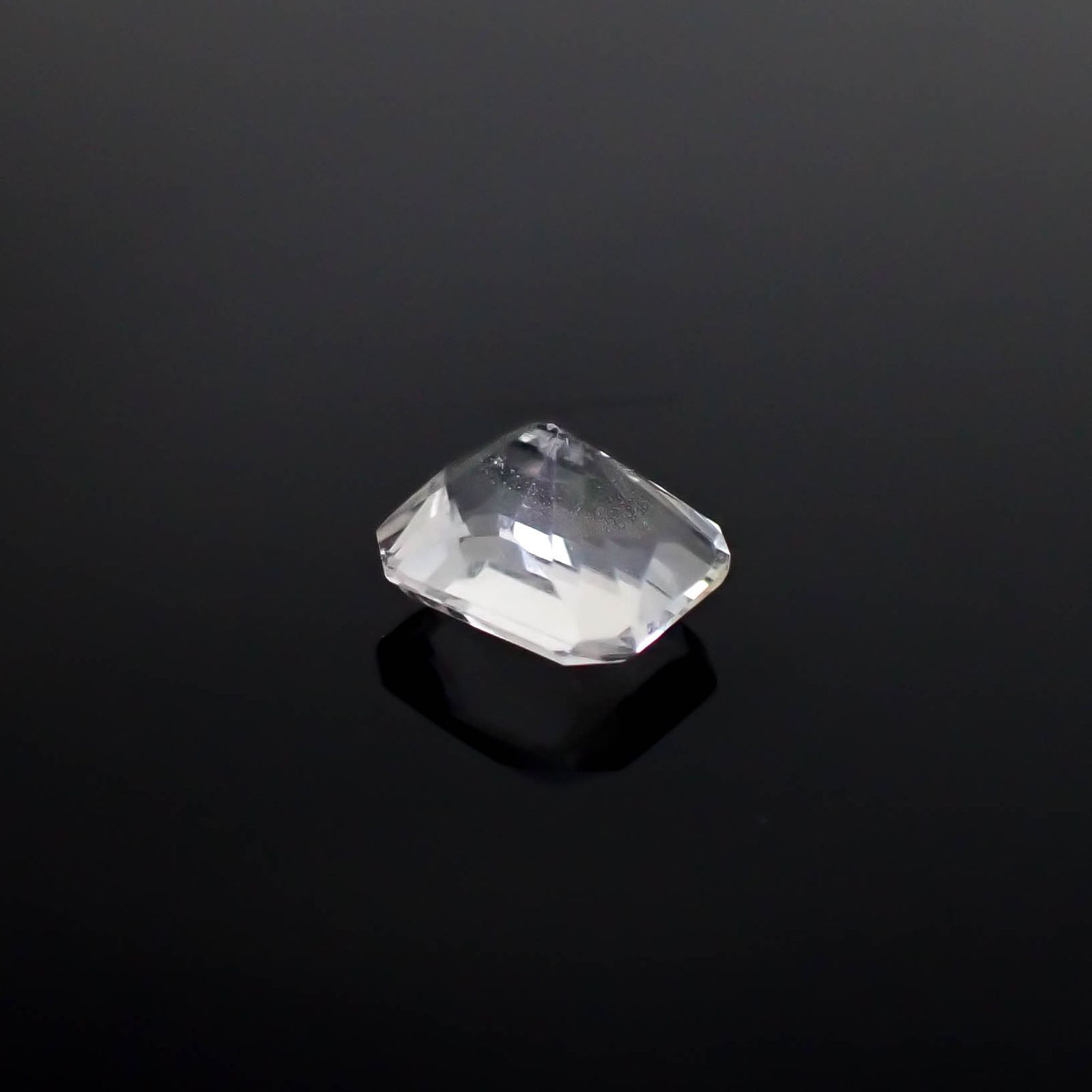 カラーレスフローライト フルオレッセンス イギリス産 1.98ct [250430161]7.6x6.4mm前後