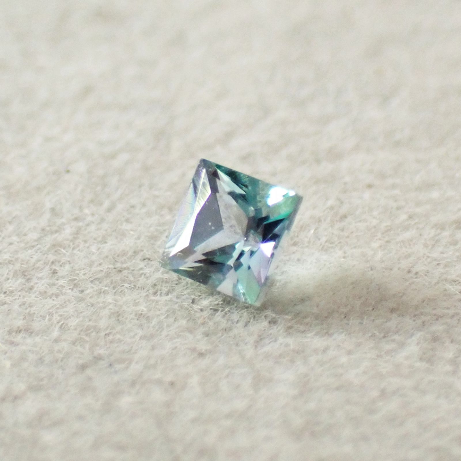 ◇プリンセスカット◇ブルーコーネルピン(宝石名コーネルピン)タンザニア産 識別済 0.19ct / 3.1x3.1mm前後 [251019224]