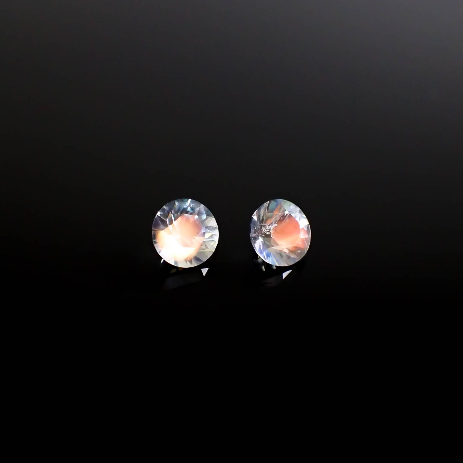◇ペアセット◇レインボームーンストーン マダガスカル産 0.66ct(2pcs合計) 識別済[250430313]4.5x4.5mm前後
