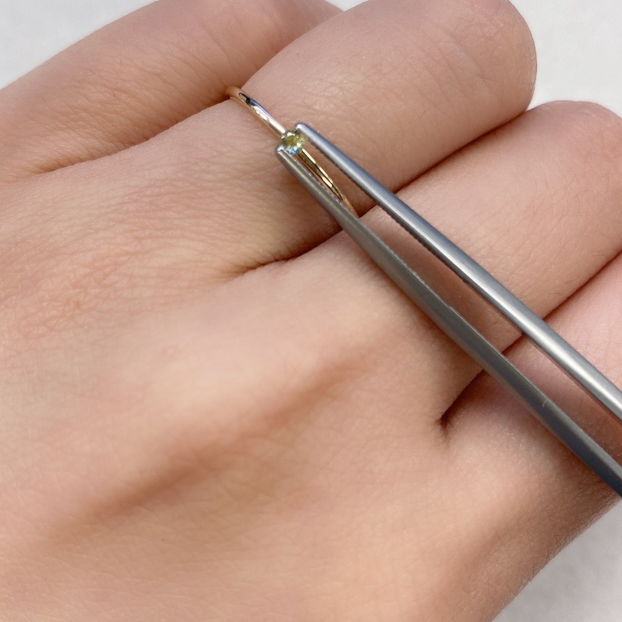 パラサイティックペリドット(宝石名ペリドット) 採取地：ロシア 0.033ct 識別済[210812869]1.7×1.7mm前後