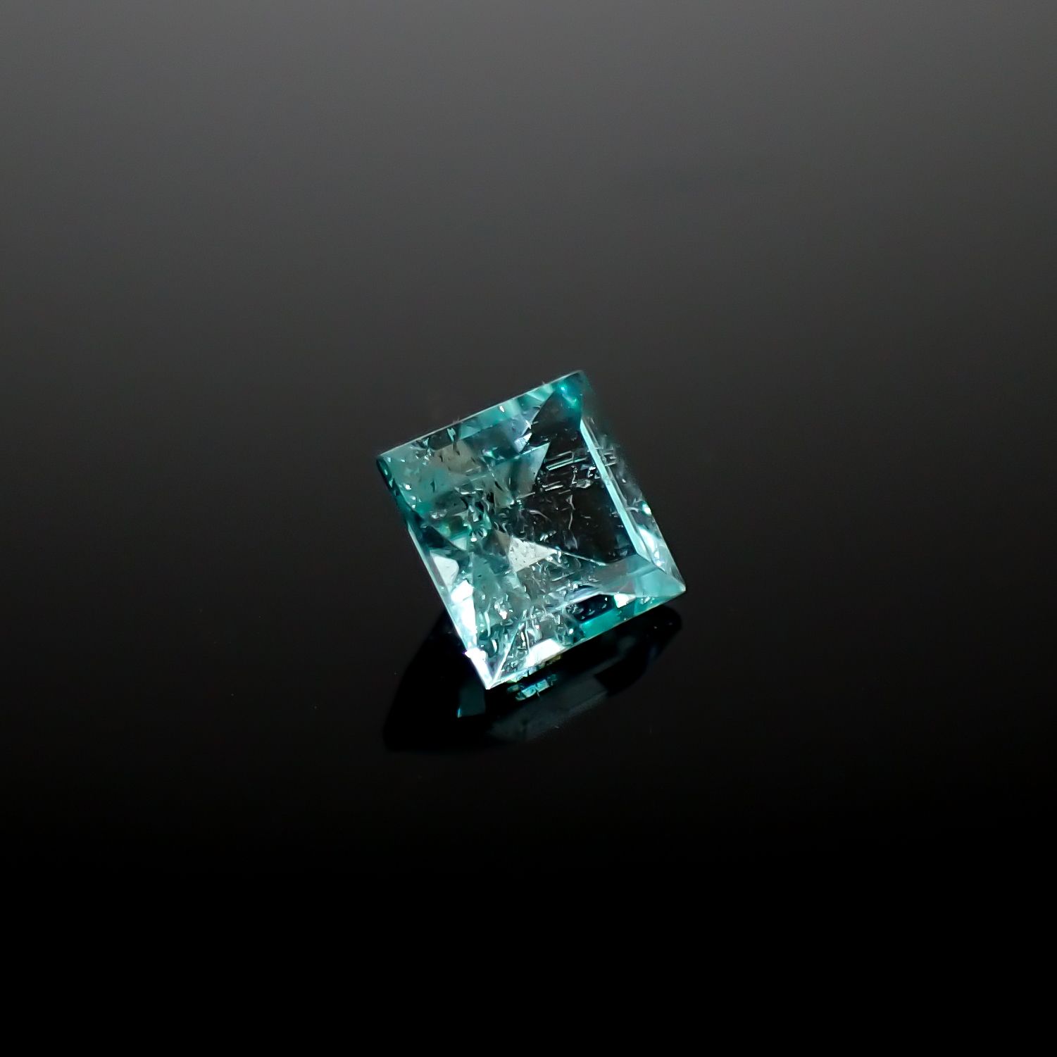 パライバトルマリン ブラジル・キントス鉱山産 0.35ct[240928723]4x3.9mm前後