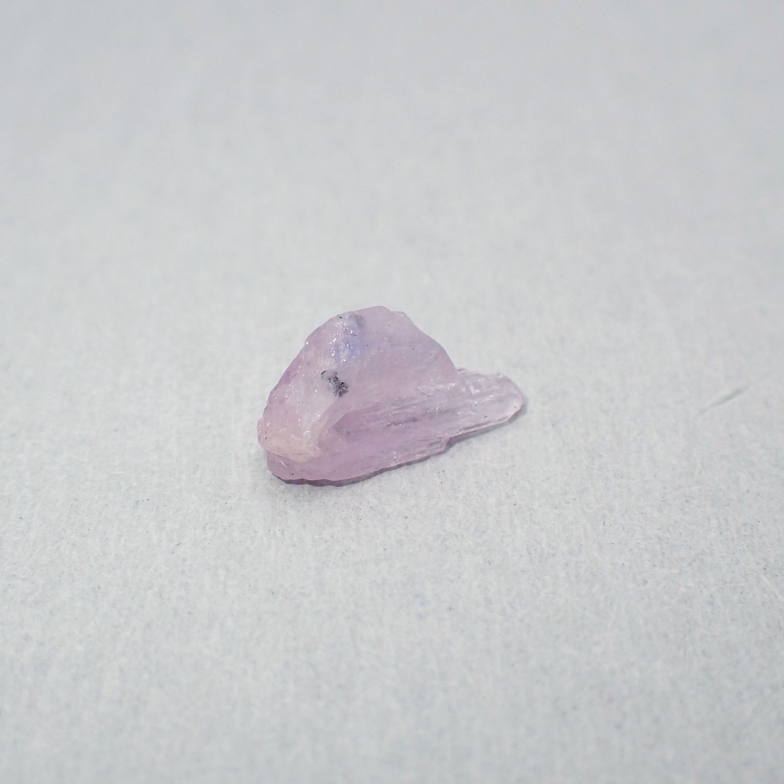 ピンクゾイサイト 原石 タンザニア産 2.44ct[231225001]12.9x6.5mm前後